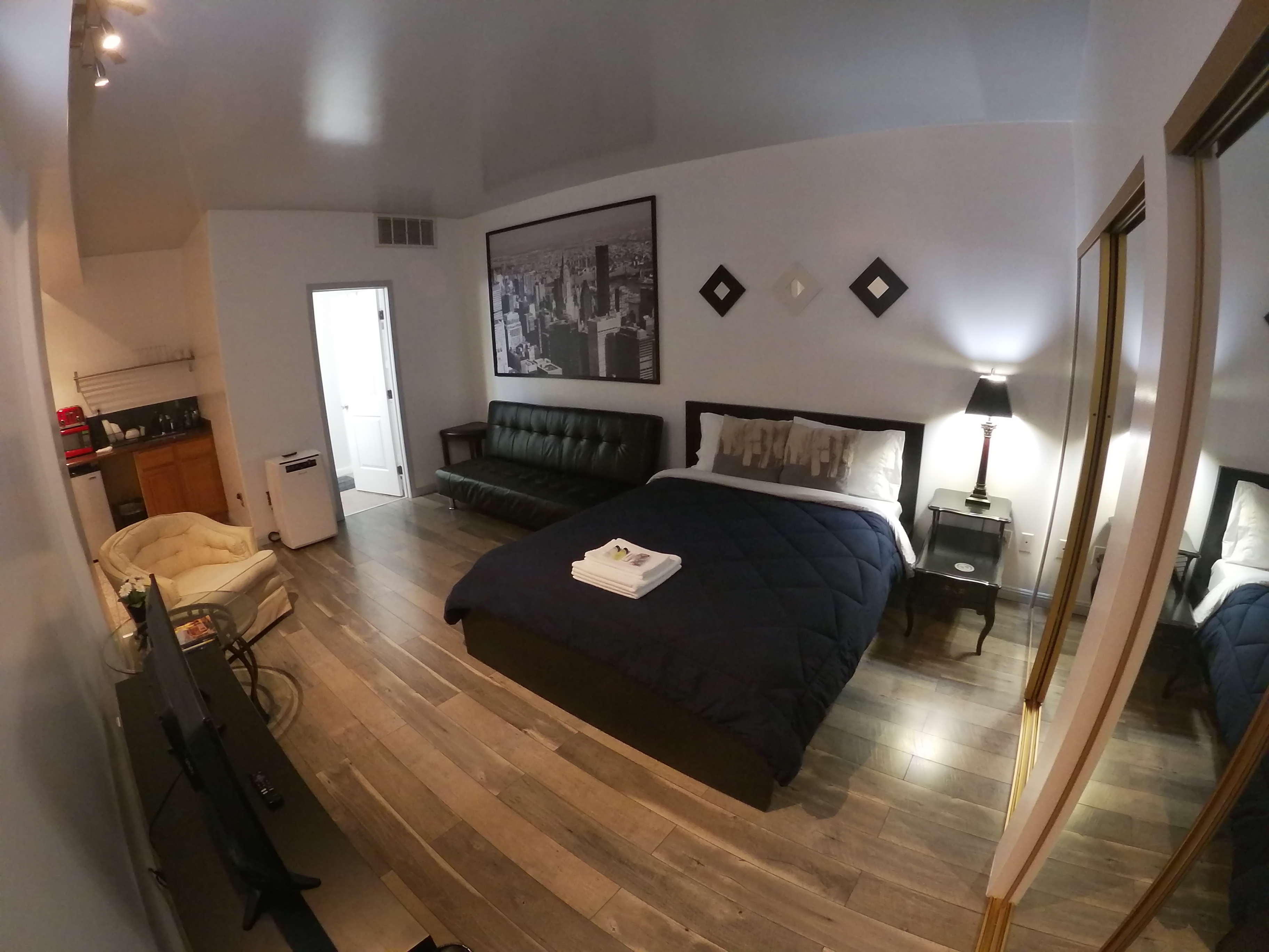 Downtown Spacious Private Modern Studio Apartment! in Old City-Produce And Waterfront, Oakland