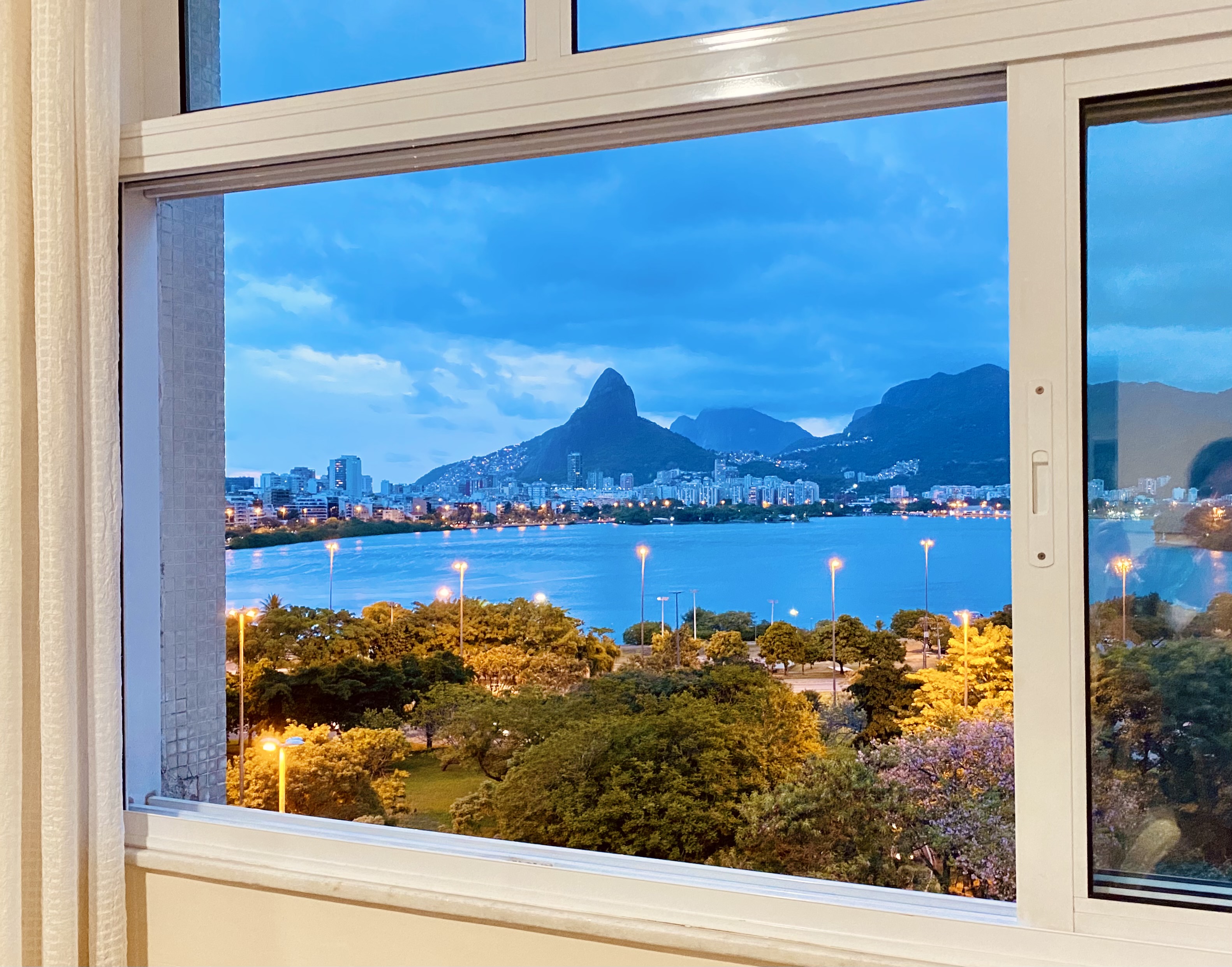 2-Bedroom Apartment with Lagoon View and Parking