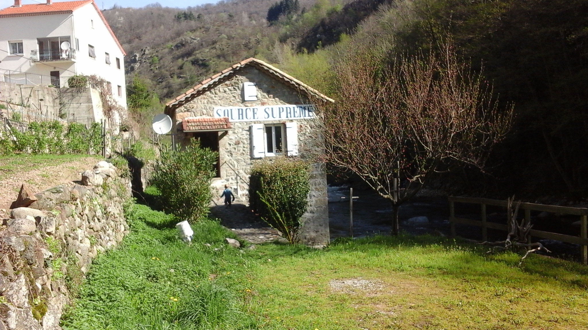 en bord de rivière Houses for