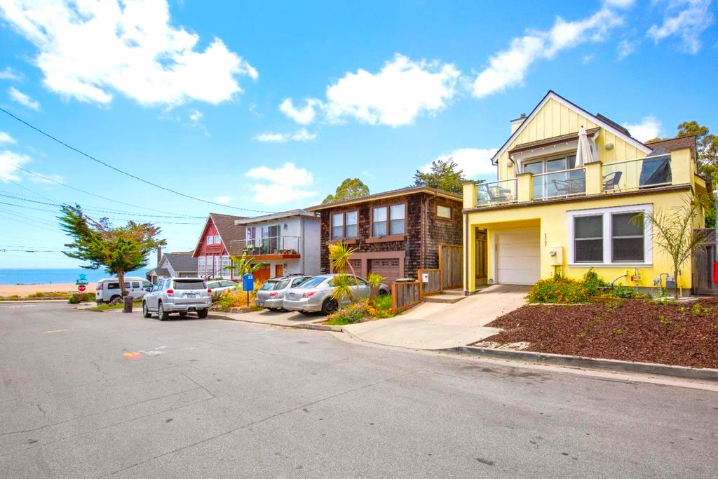 Modern Beach House!.. 2 minute walk to the beach!! Houses for Rent in