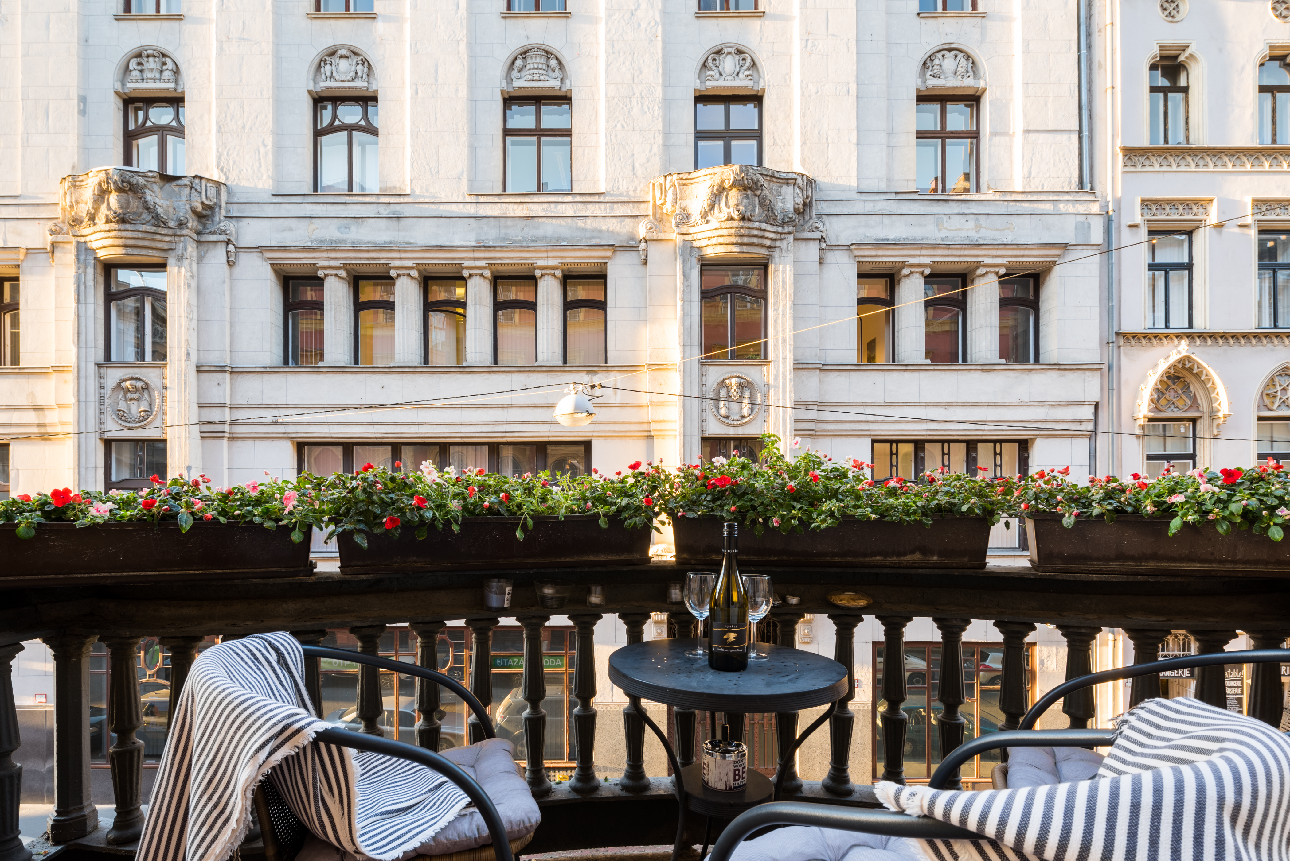 Classical Apartment with Large Balcony Close to Chain Bridge