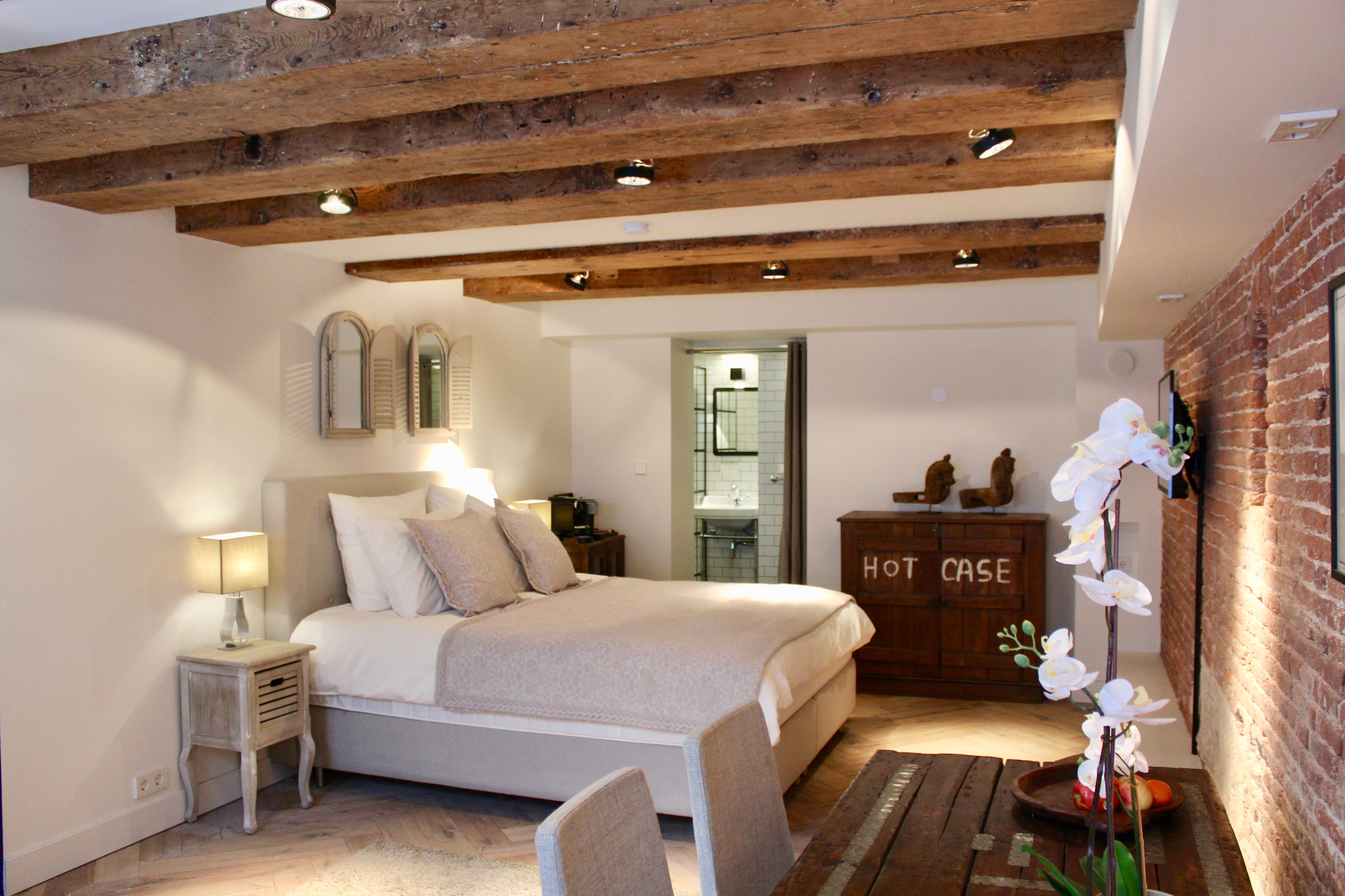 Luxury canal studio at street level โ Amsterdam stay
