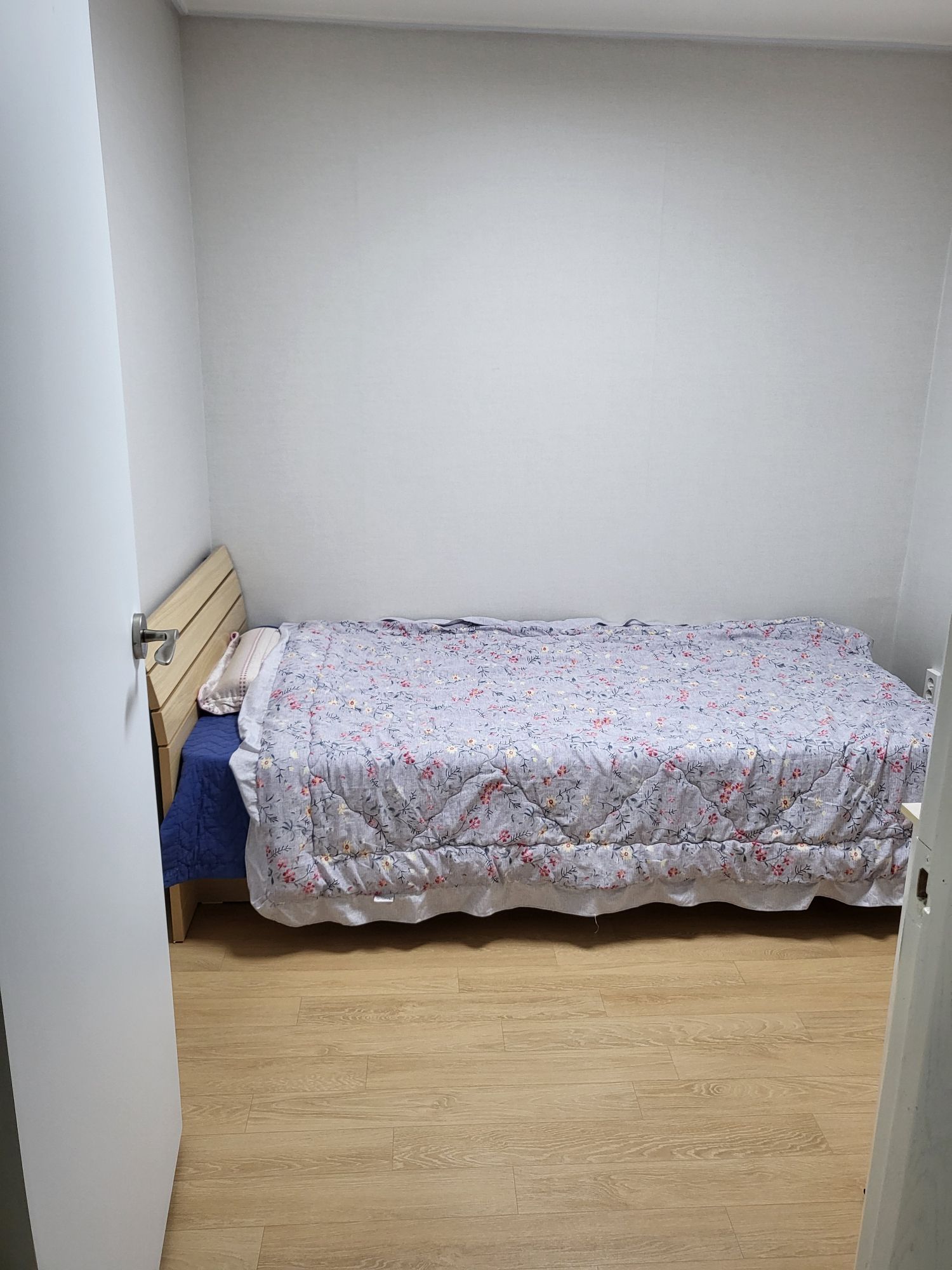 It is a remodeled apartment, and it is located 3 minutes from the food alley in Ordan-dong, 7 minutes from Homeplus, and 1 minute from a convenience store.