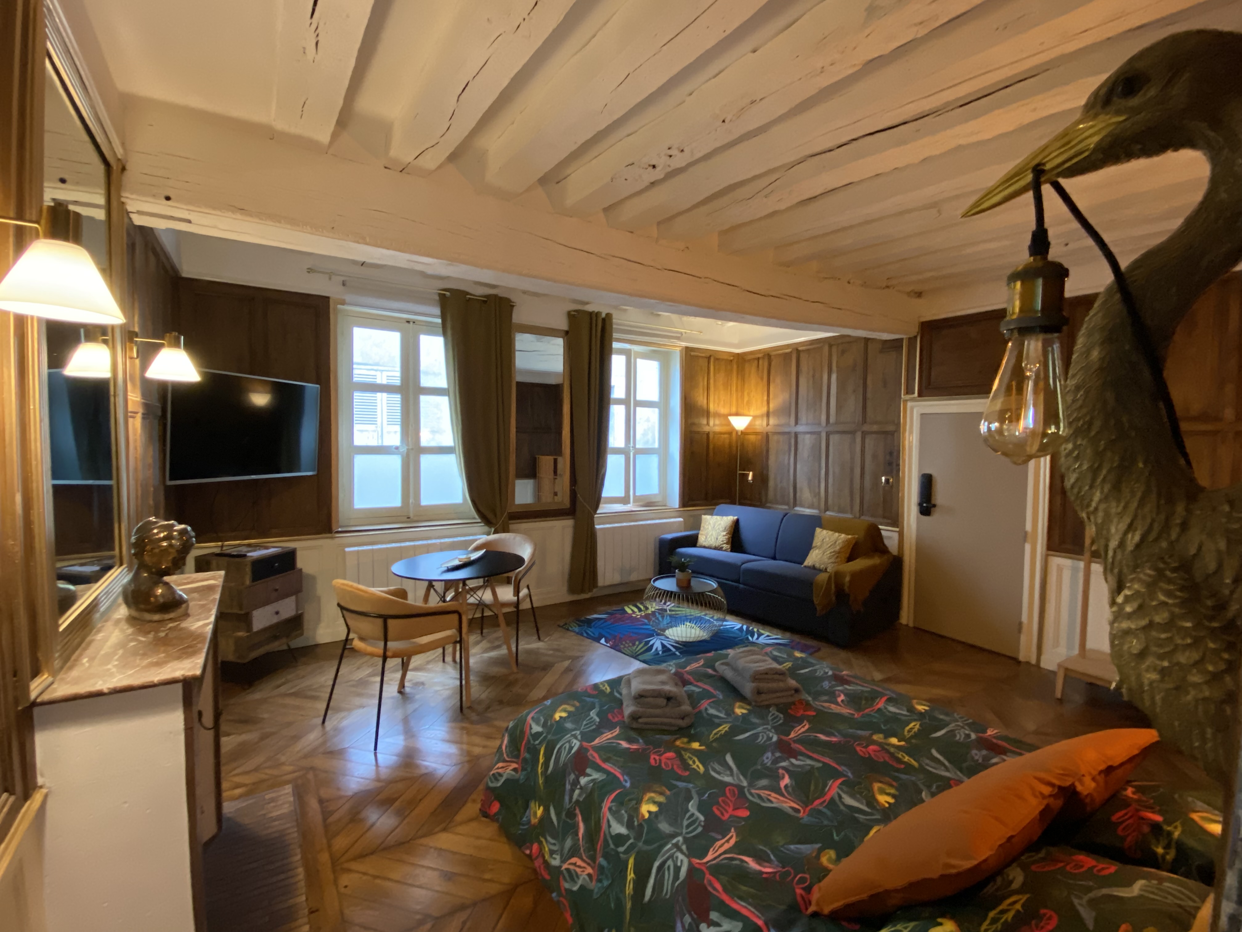 The Room of Secrets, charming F1 hyper center