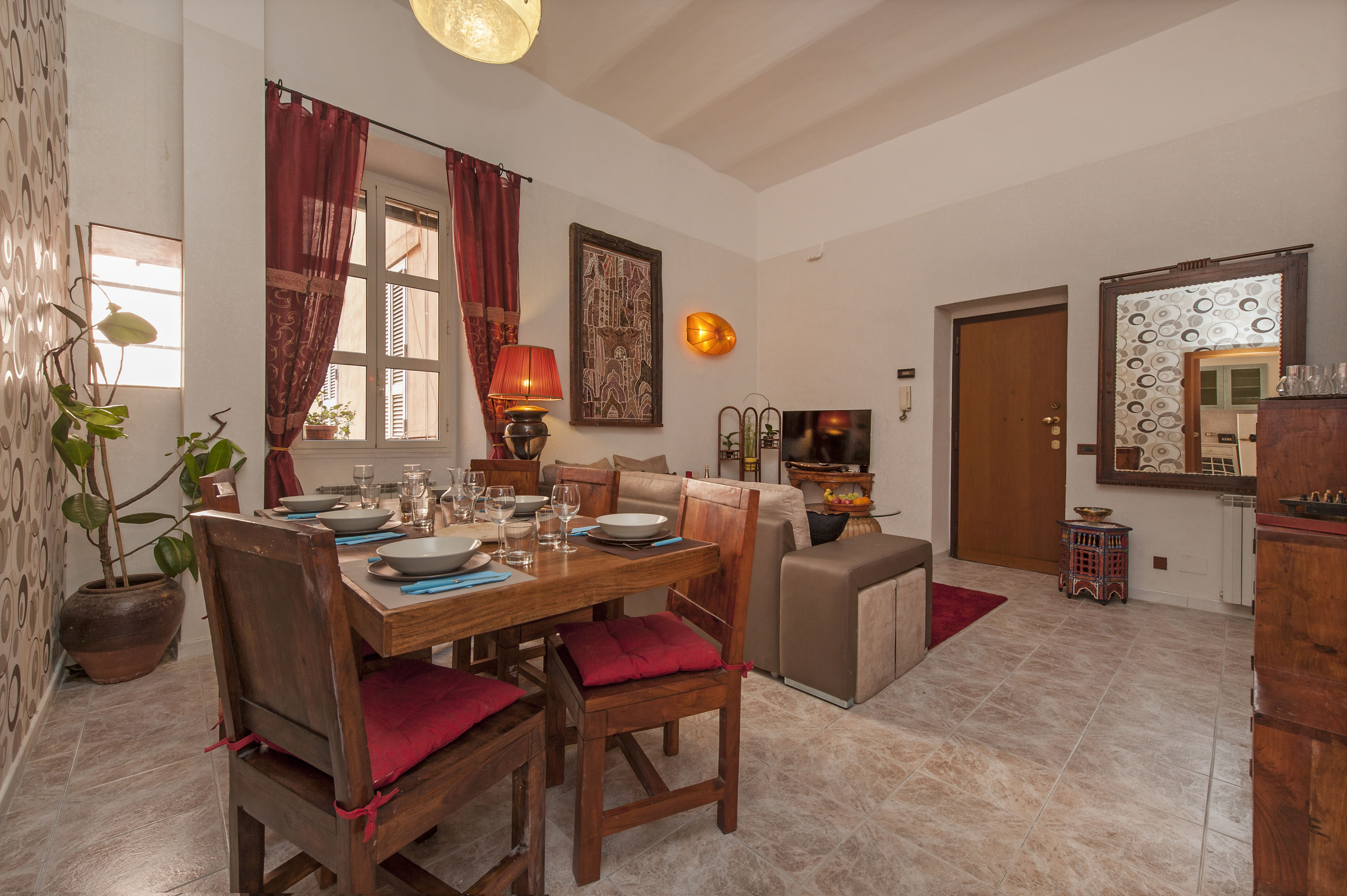 Spacious apartment shortwalk from the Colosseum