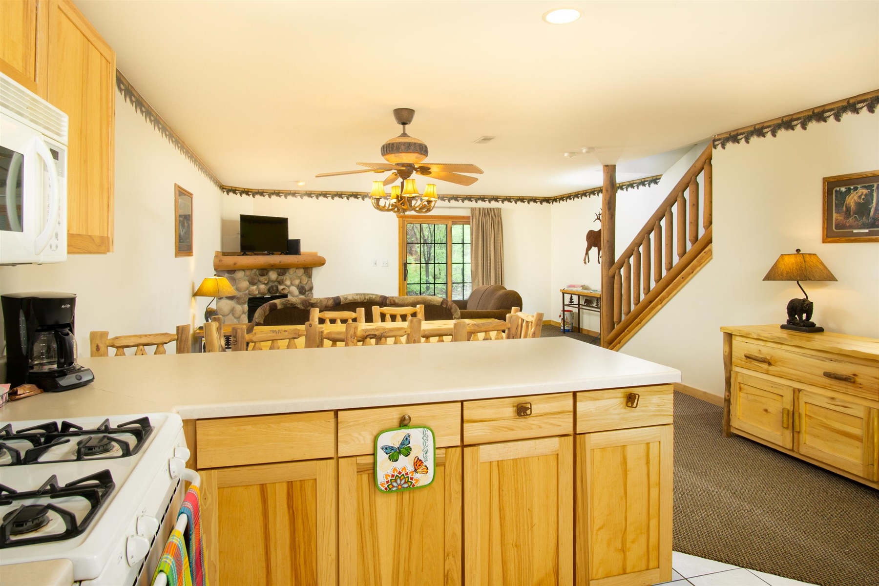 STARVED ROCK (3GJ) 2BR 2BA rustic cabin in a beautiful setting