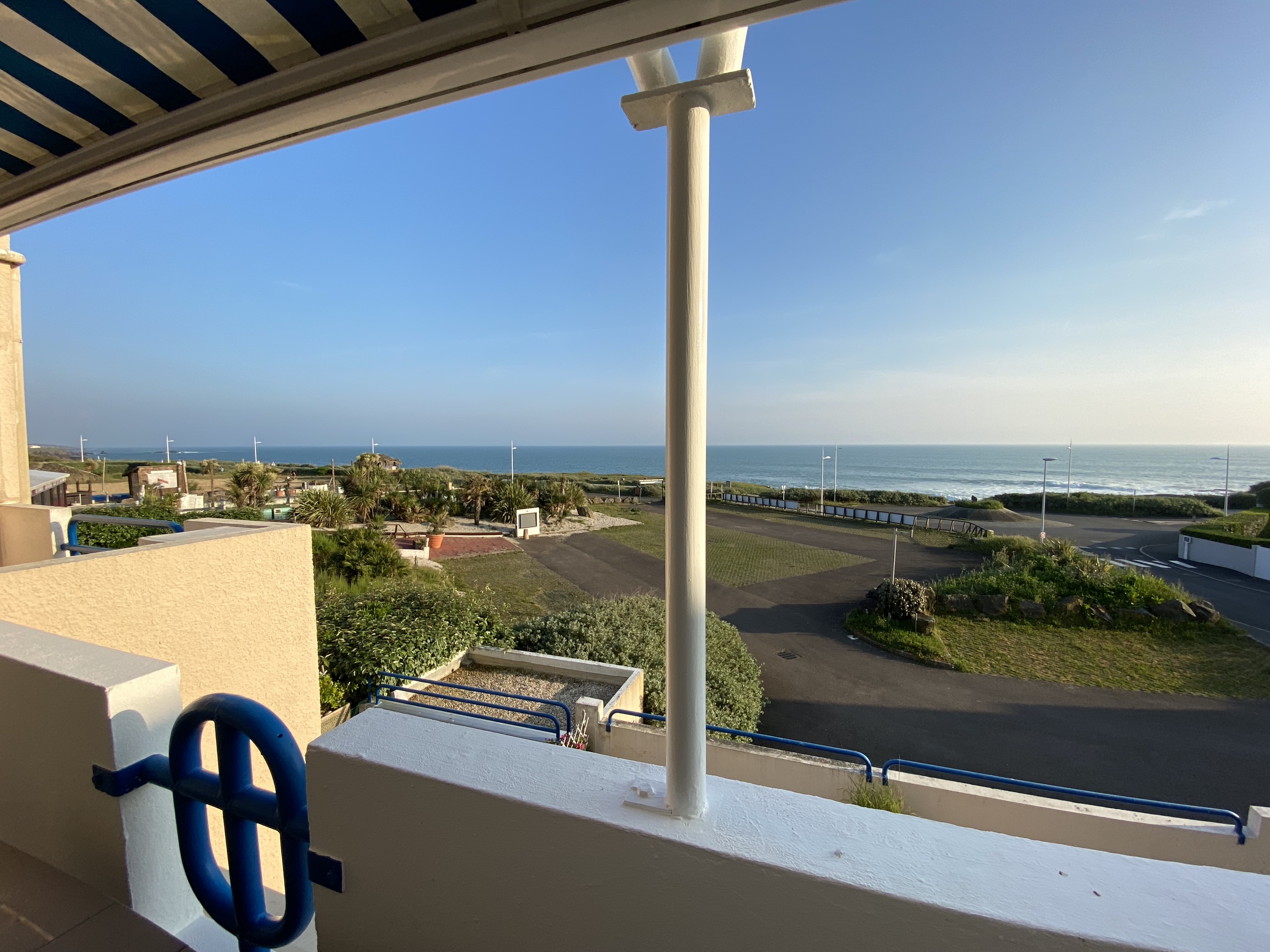 Apartment overlooking the sea and close to the beach