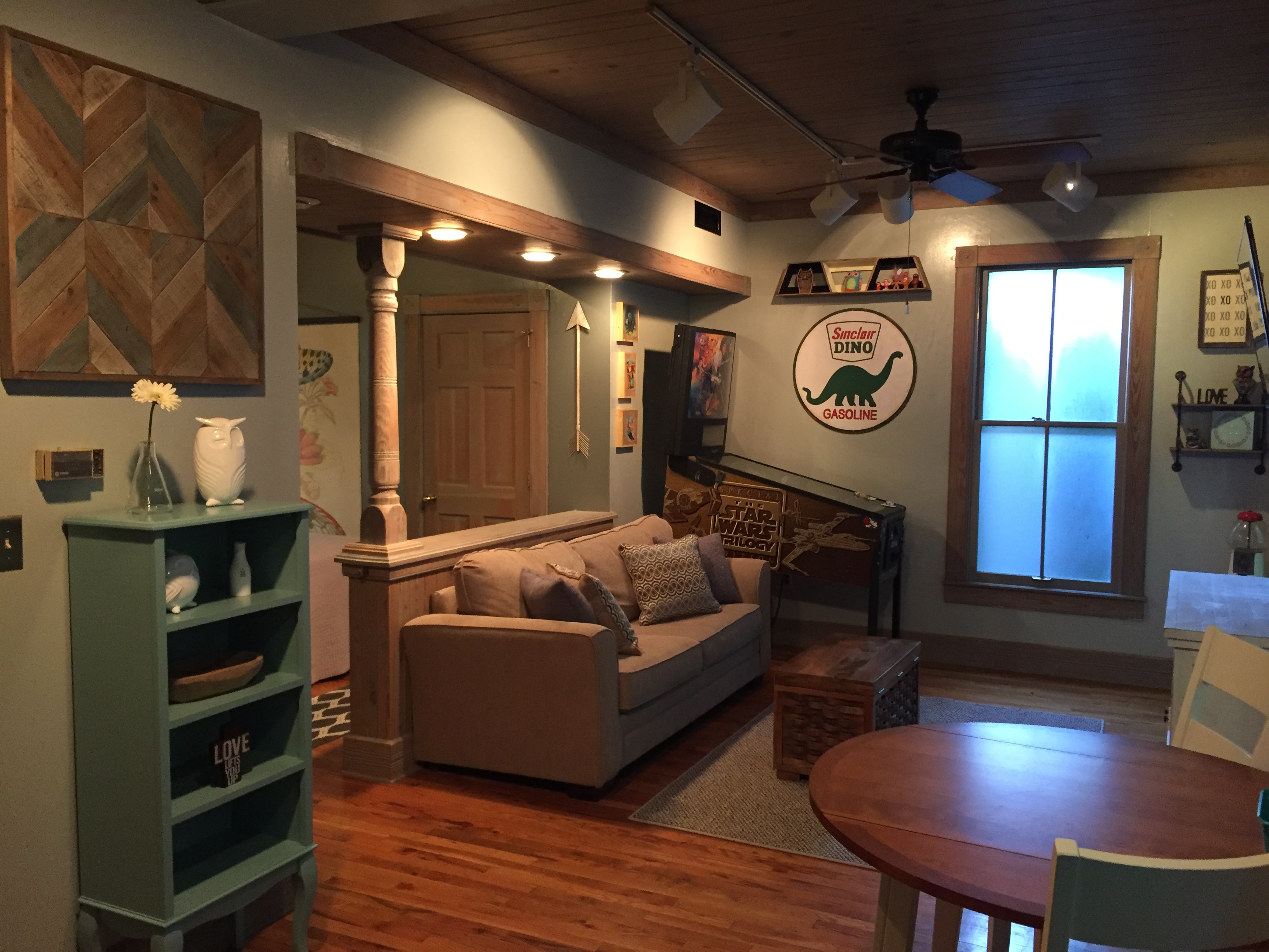 Night Owl (B) Downtown! 1 FREE parking spot!