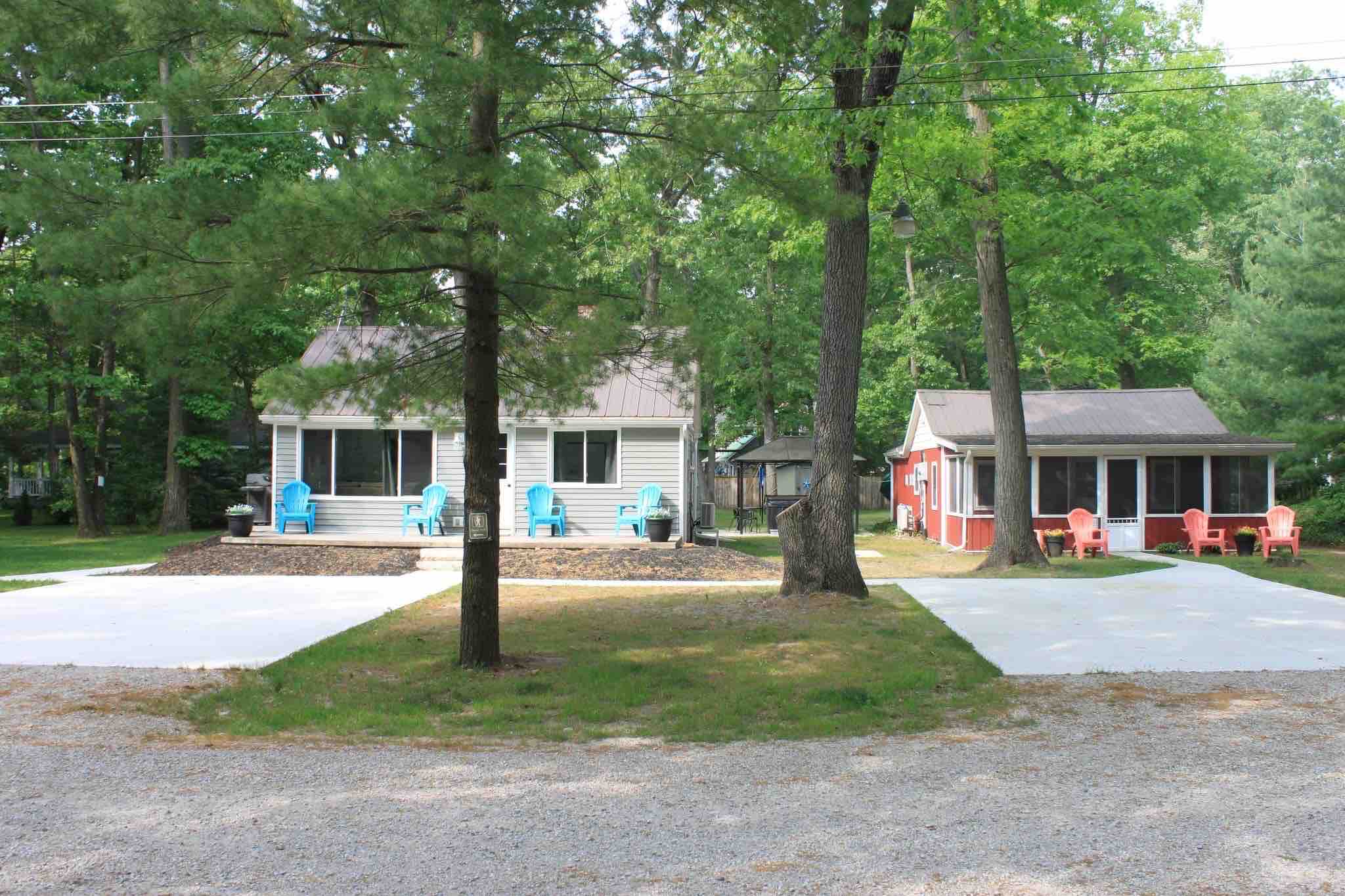 2 Cottages+ Bunkie* Hot Tub * Volleyball + Hiking