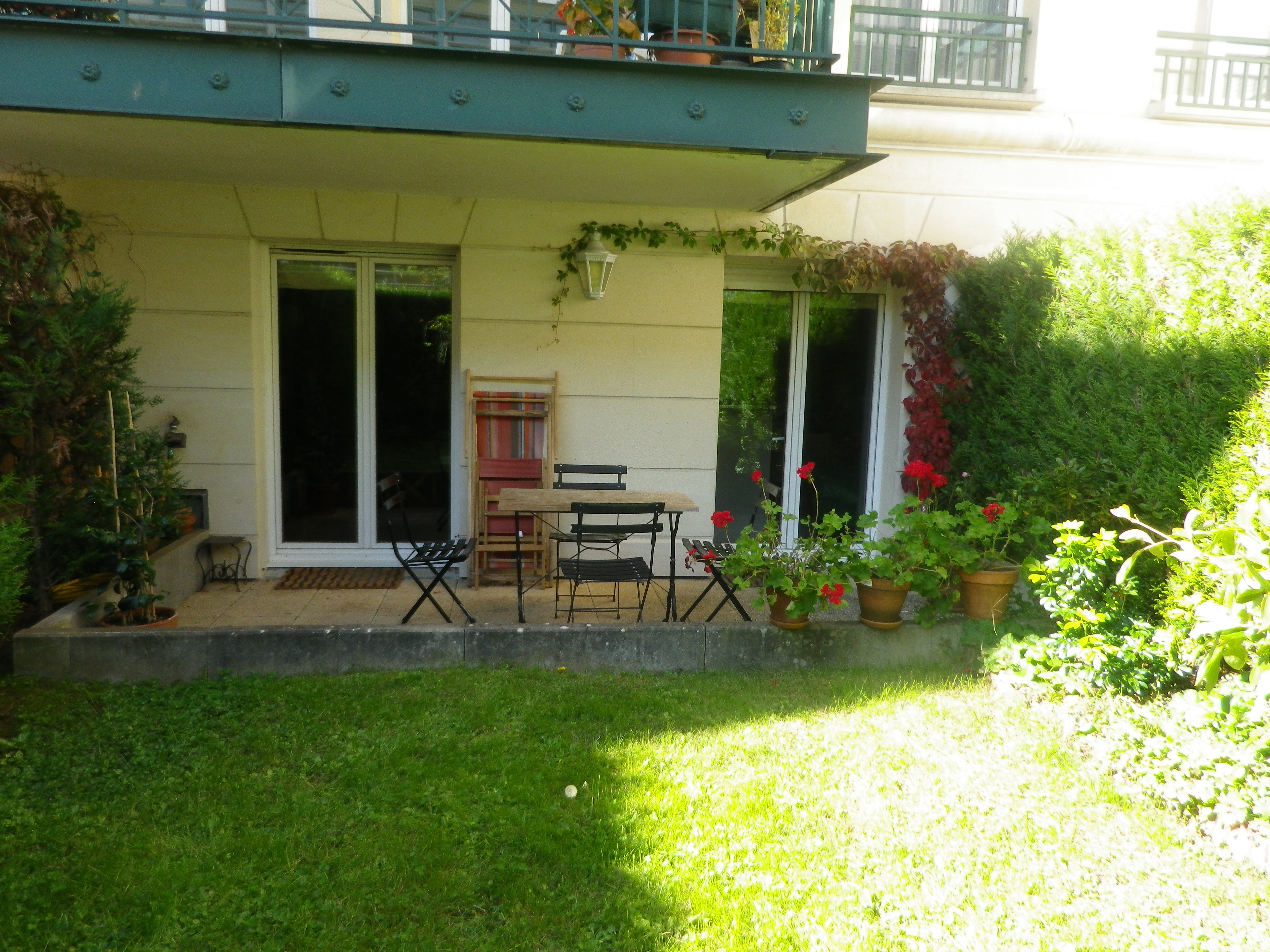 Near Paris, 3 rooms, gardenette, gated parking
