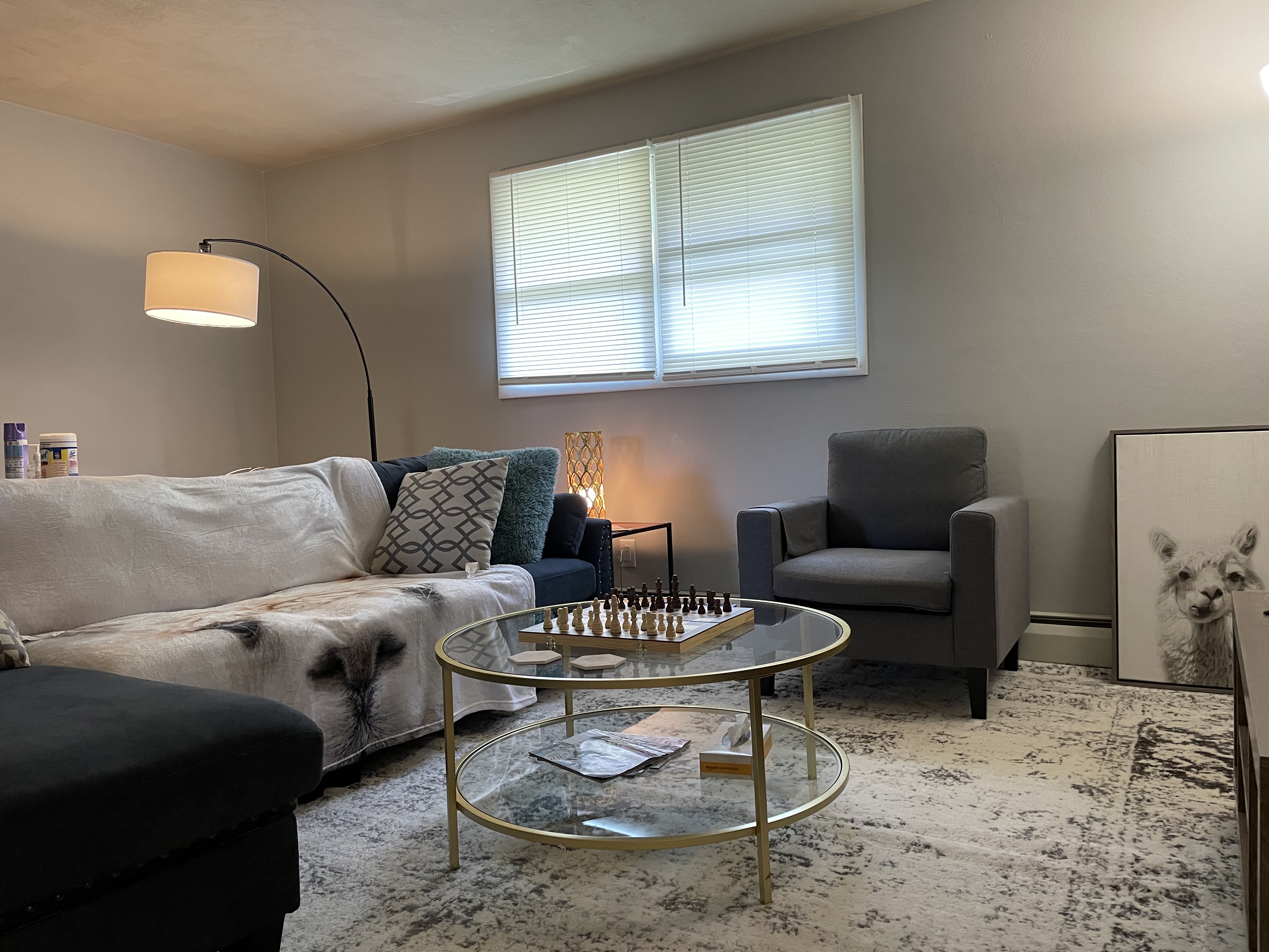 Modern 2-Bedroom Apt close to Downtown & Highway
