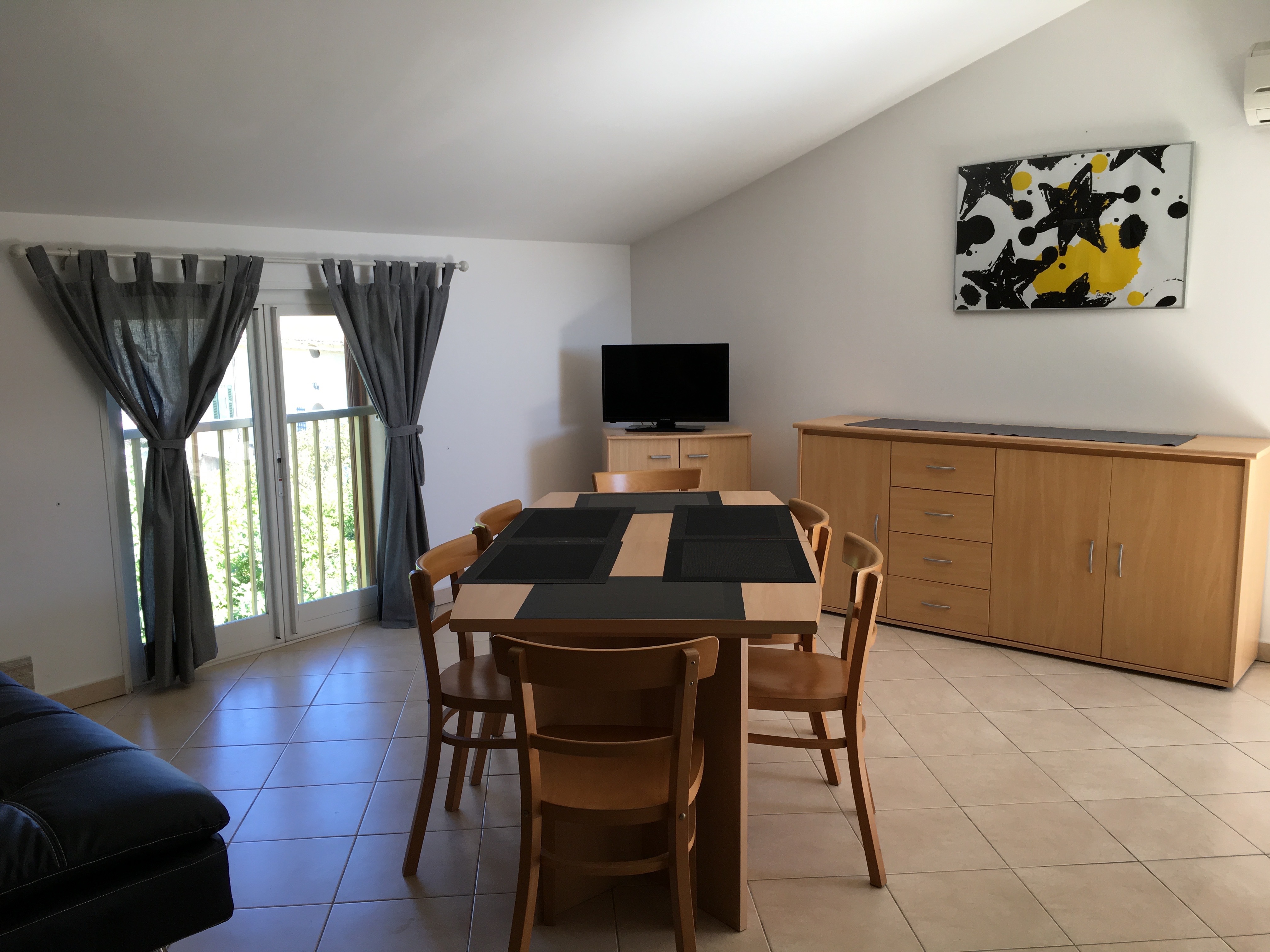 Beachfront, equipped apartment, 6 people