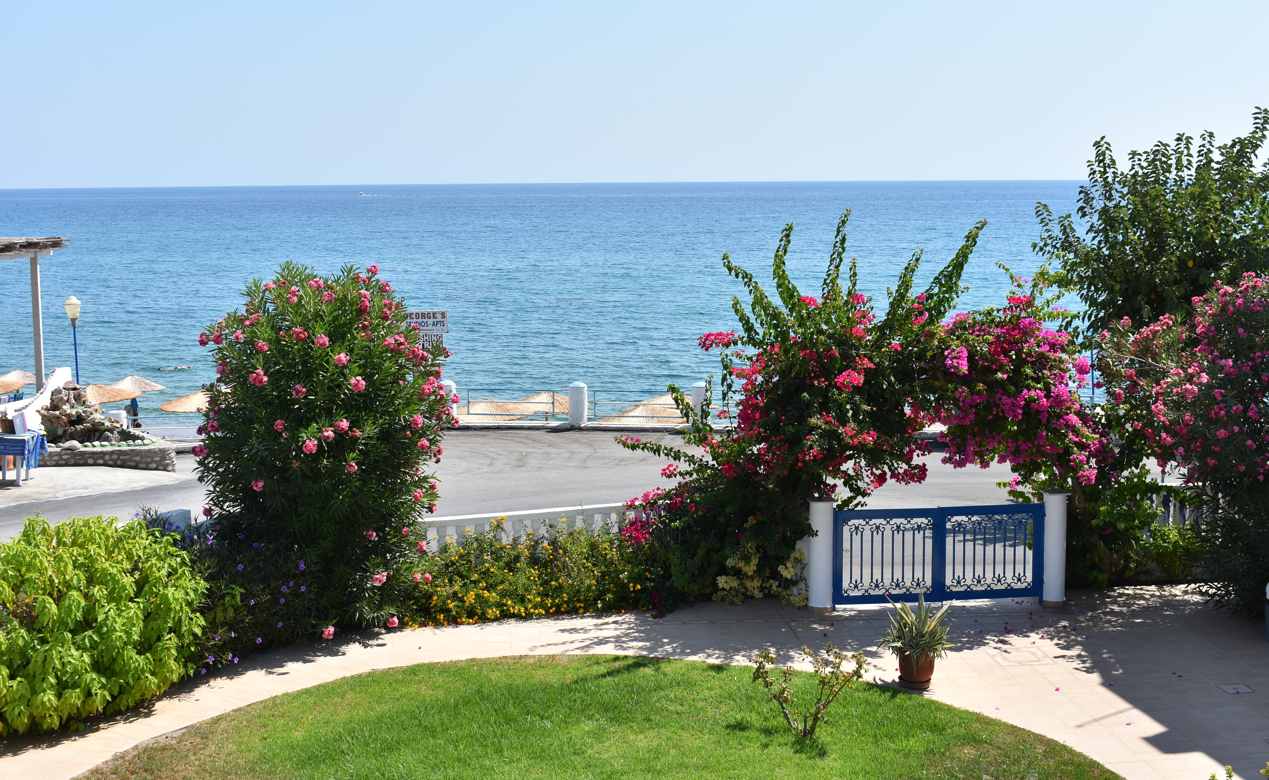 One-bedroom sea view Apartment, 30m from Beach
