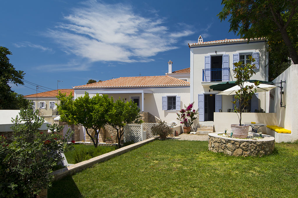 VILLA AELIA | charm & convenience, 2 min frm beach