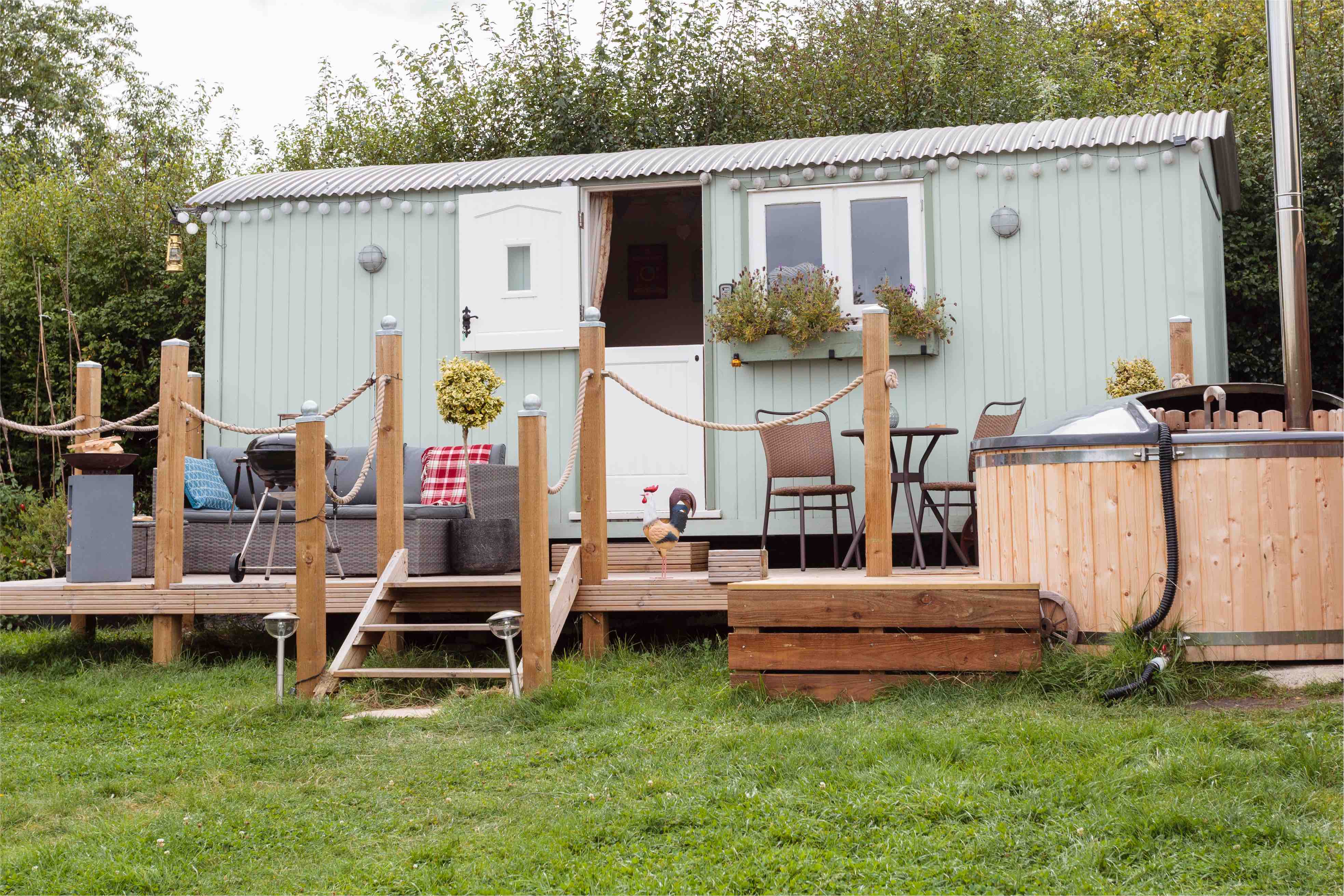Large Shepherds Hut in New Forest with Hot Tub Shepherd's huts (UK