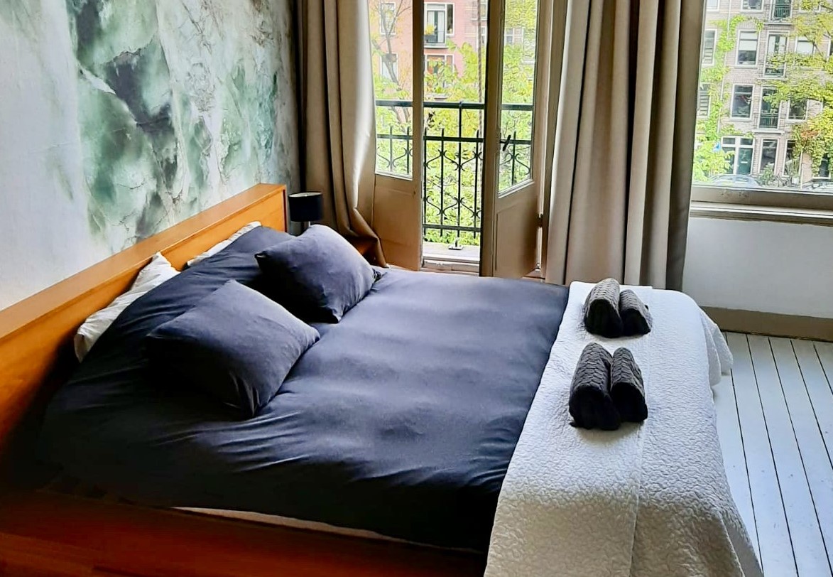 Cool and Spaceous Quiet Canal Apartment โ Amsterdam stay