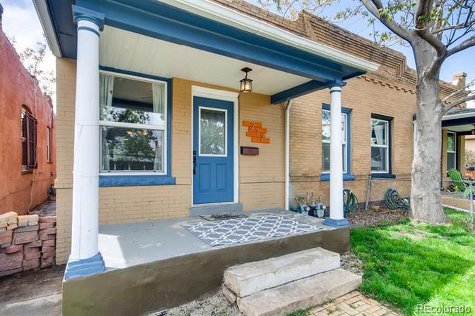 Charming 2 BDRM Victorian Duplex Close to Downtown
