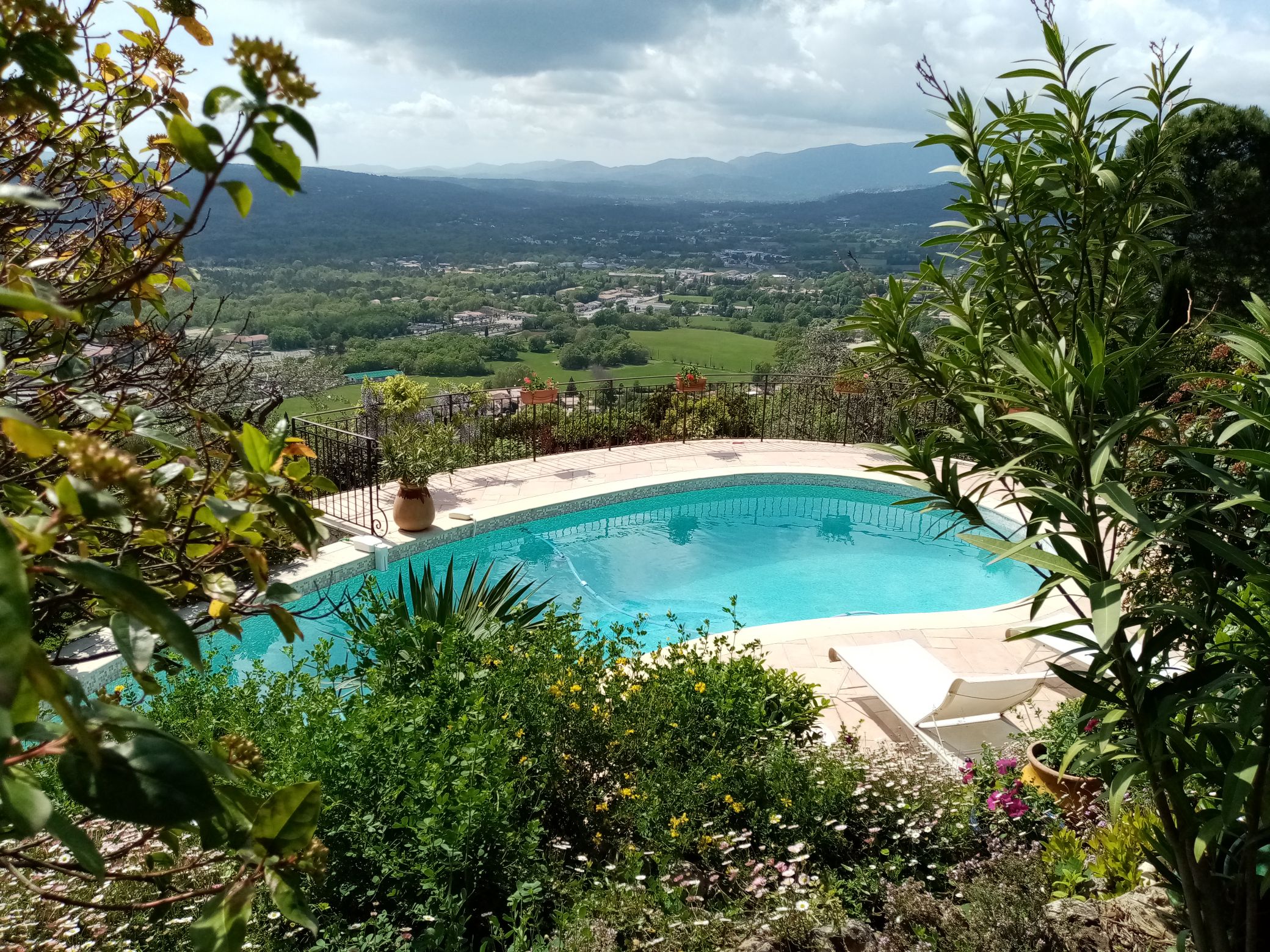 Exceptional view, poolside studio