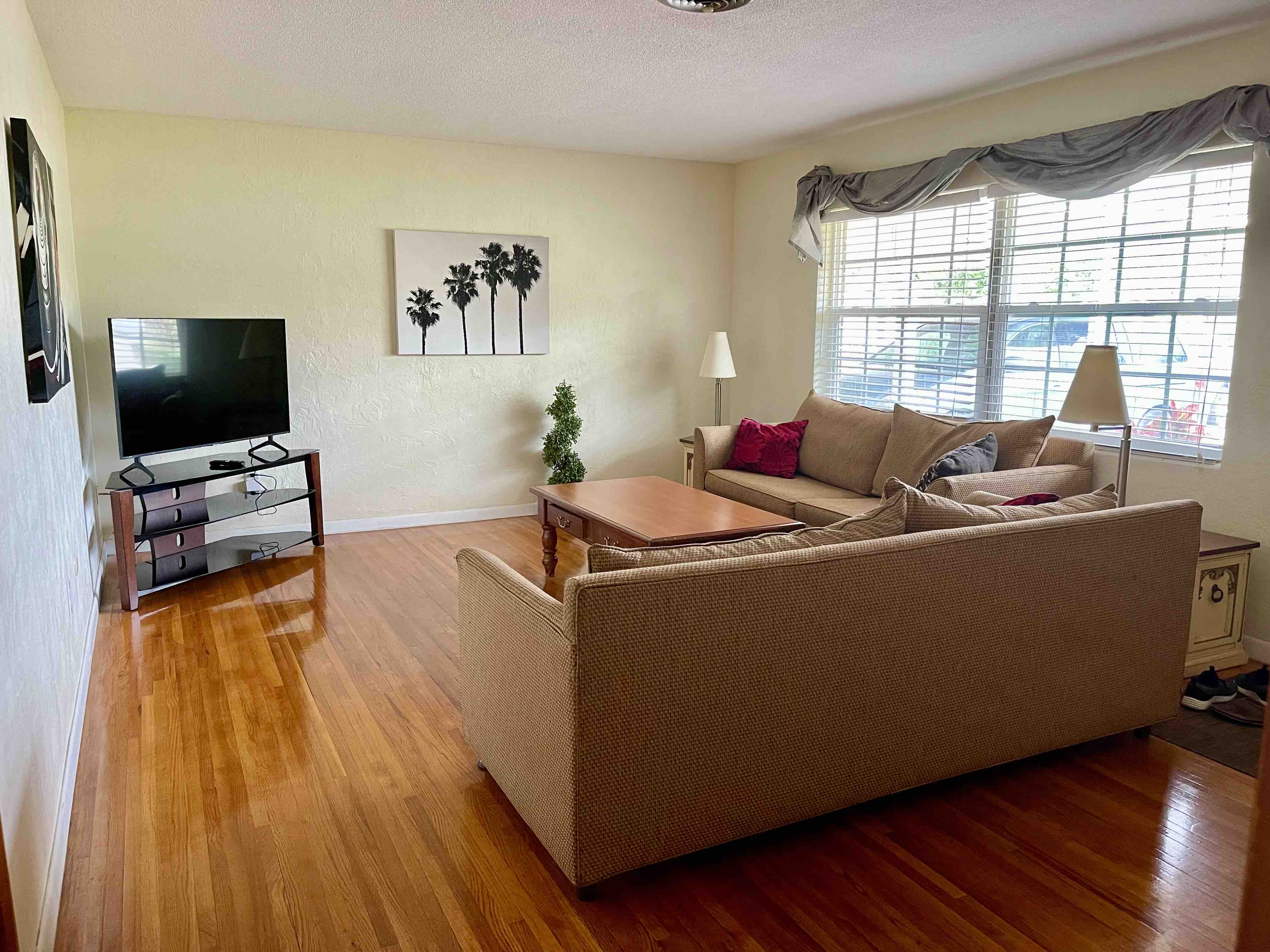 Cheerful 5 bedroom home close to everything