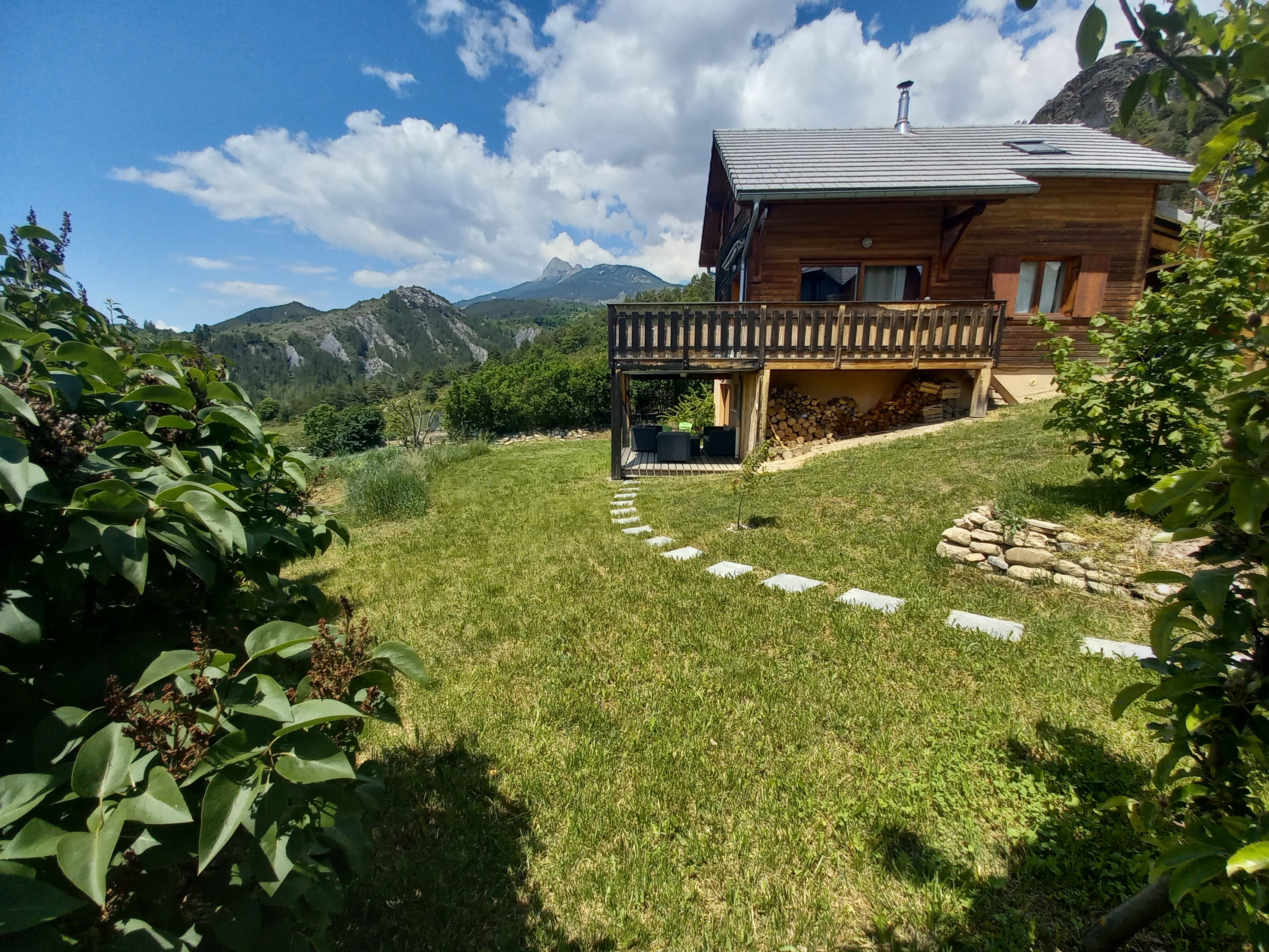 Chalet+studio with lake and mountain views