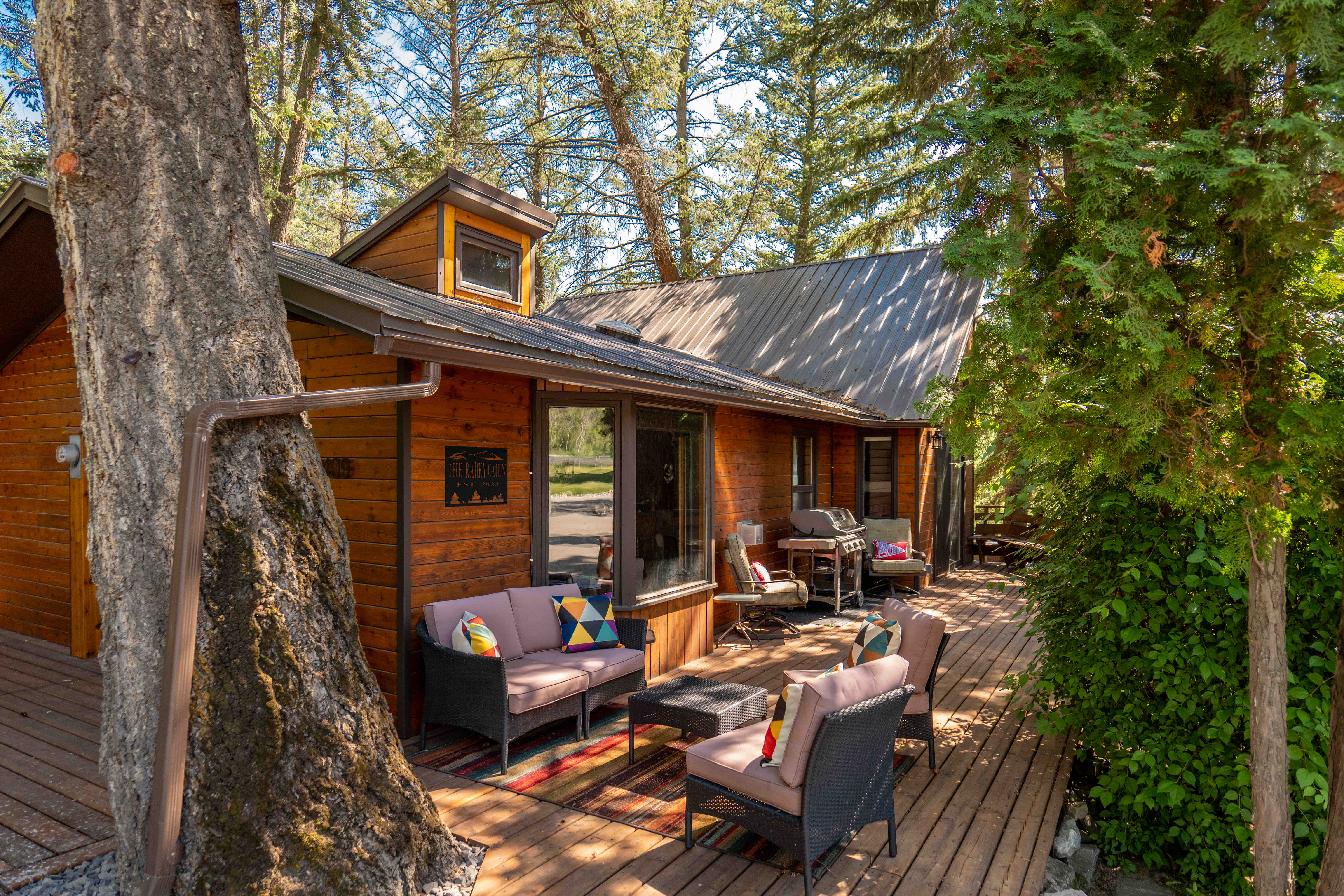 Cozy 4 Bedroom Cabin with Hot Tub