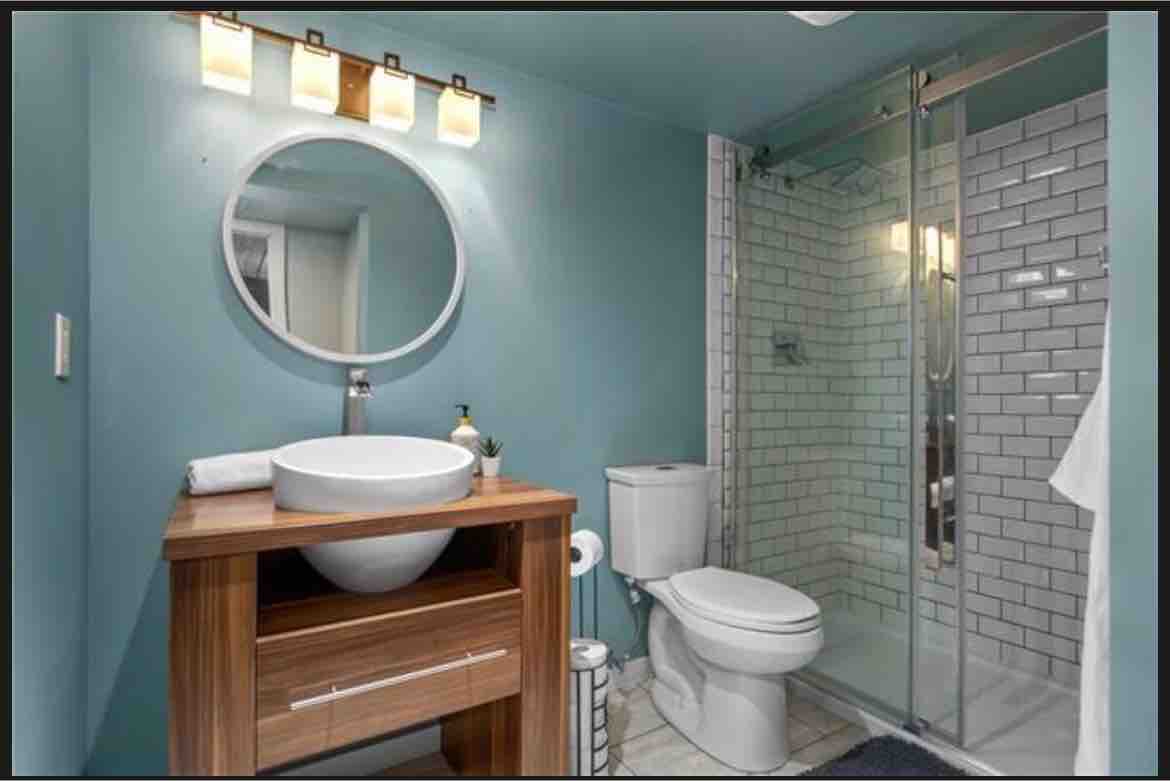 1 Schlafzimmer, 1 Wohnzimmer, 1 Badezimmer mit Kamin