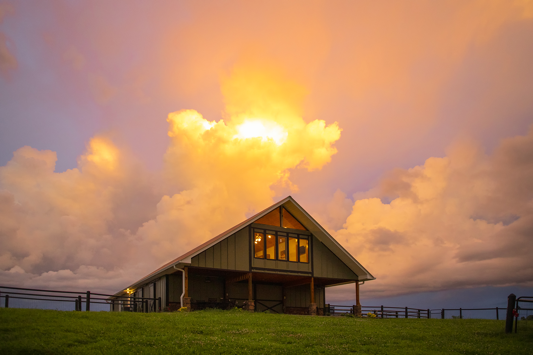 Norris Lake Barn Loft Apt 2 lake & mtn views.