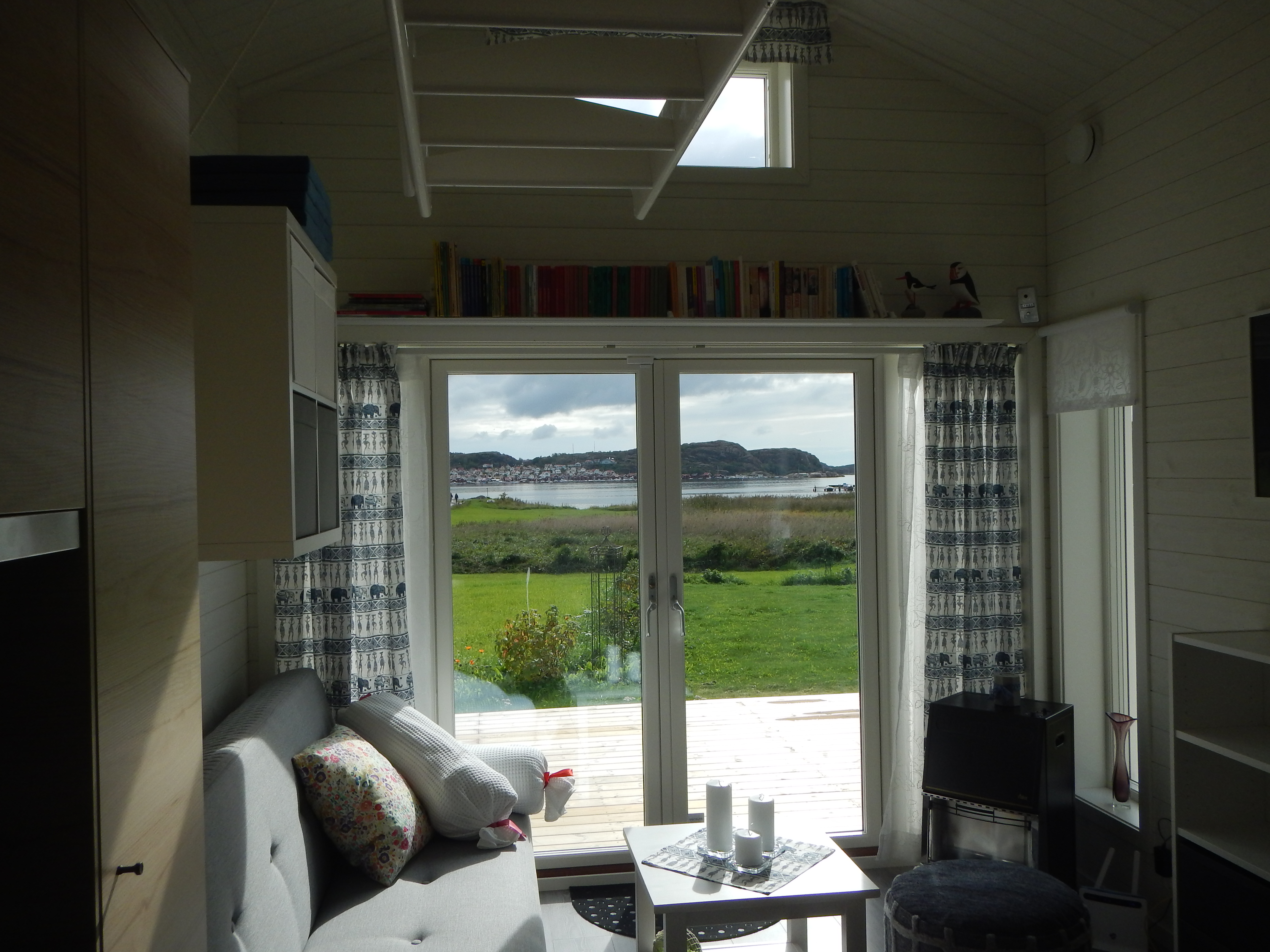Small cottage with sea view and close to swimming