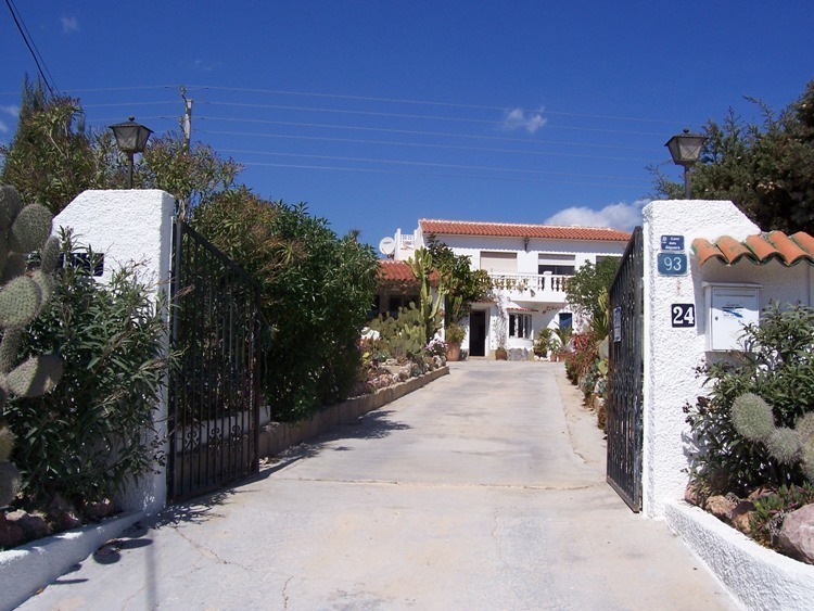 independant guest apartment,swimming pool.