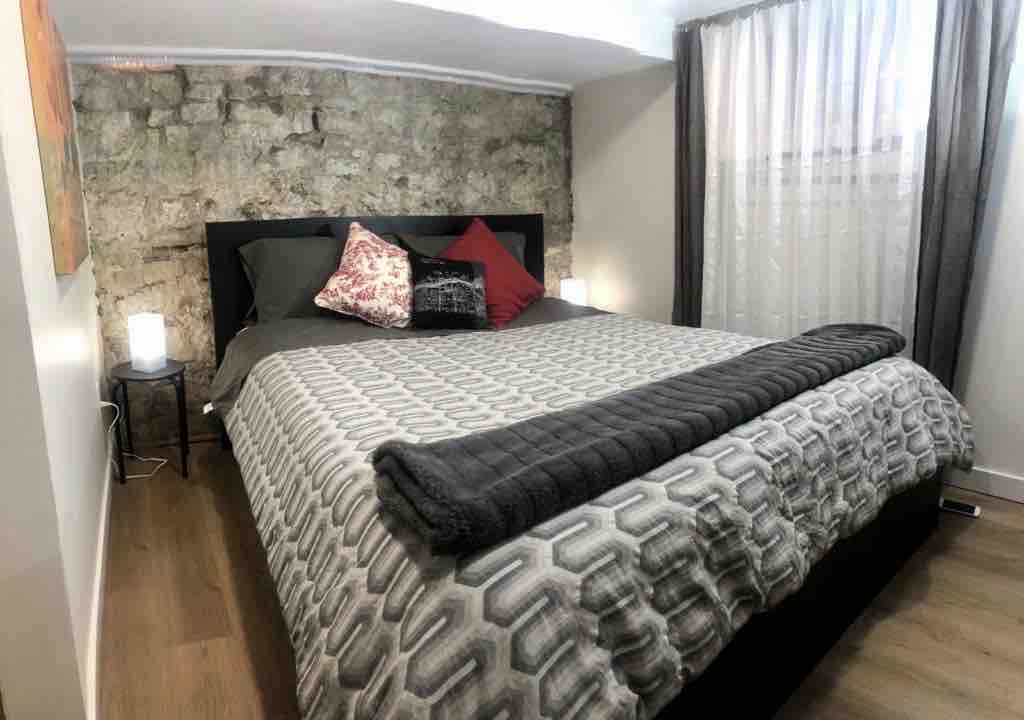 Private guest suite+ parking+separate entrance