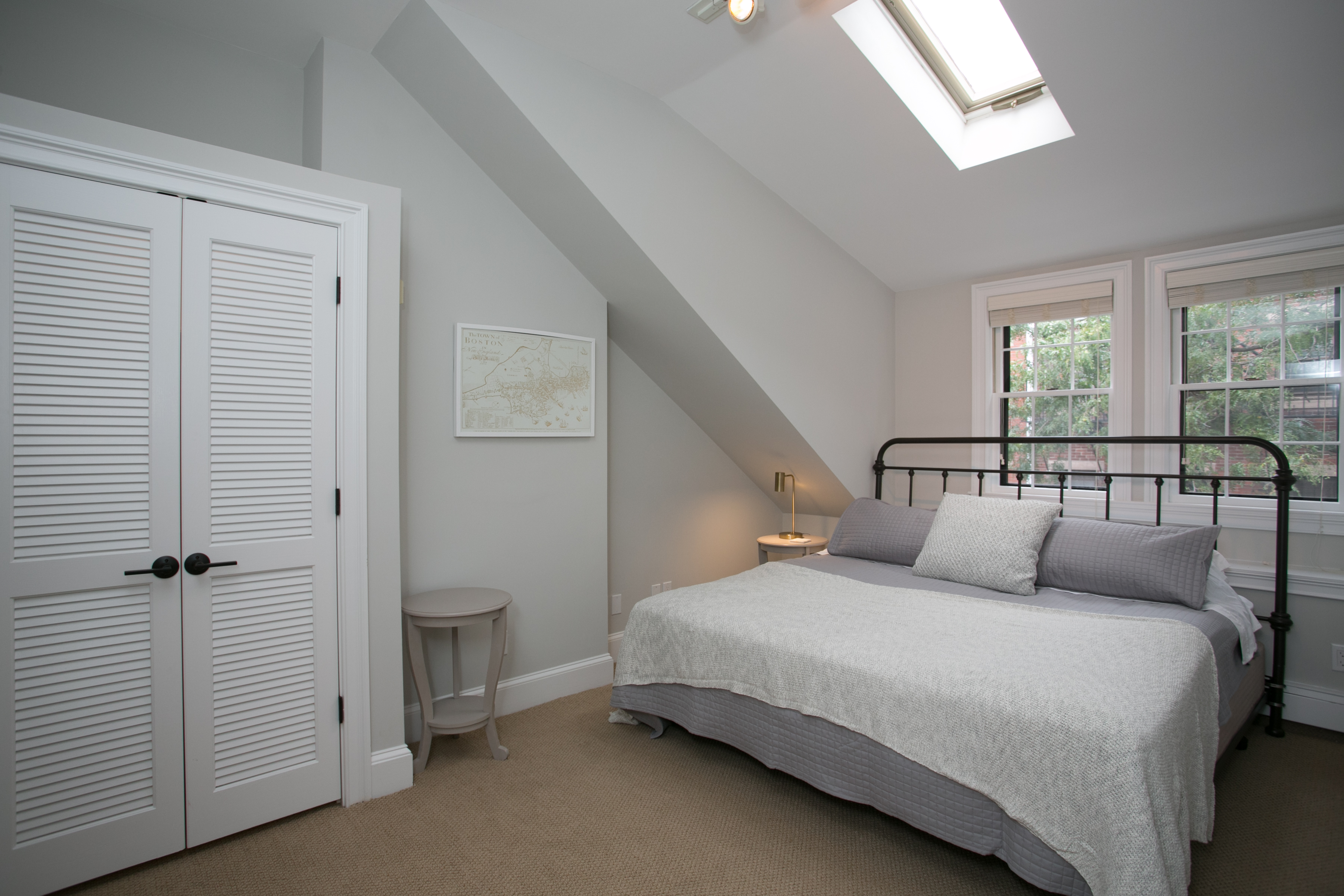 3 Bdrm 2BA Apt Quiet Spotless Parking Top Location