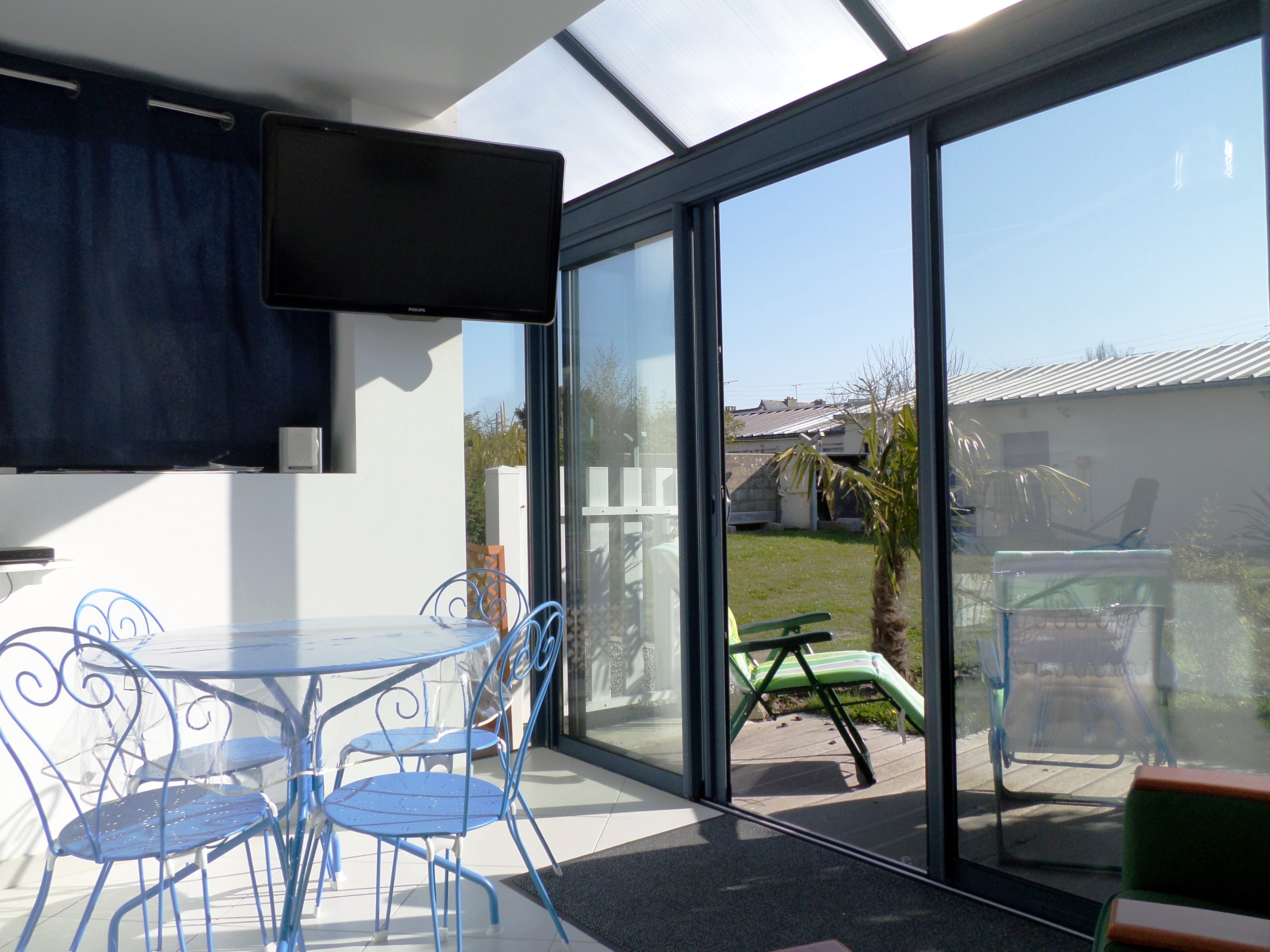 Ground floor flat w. veranda & garden, close beach