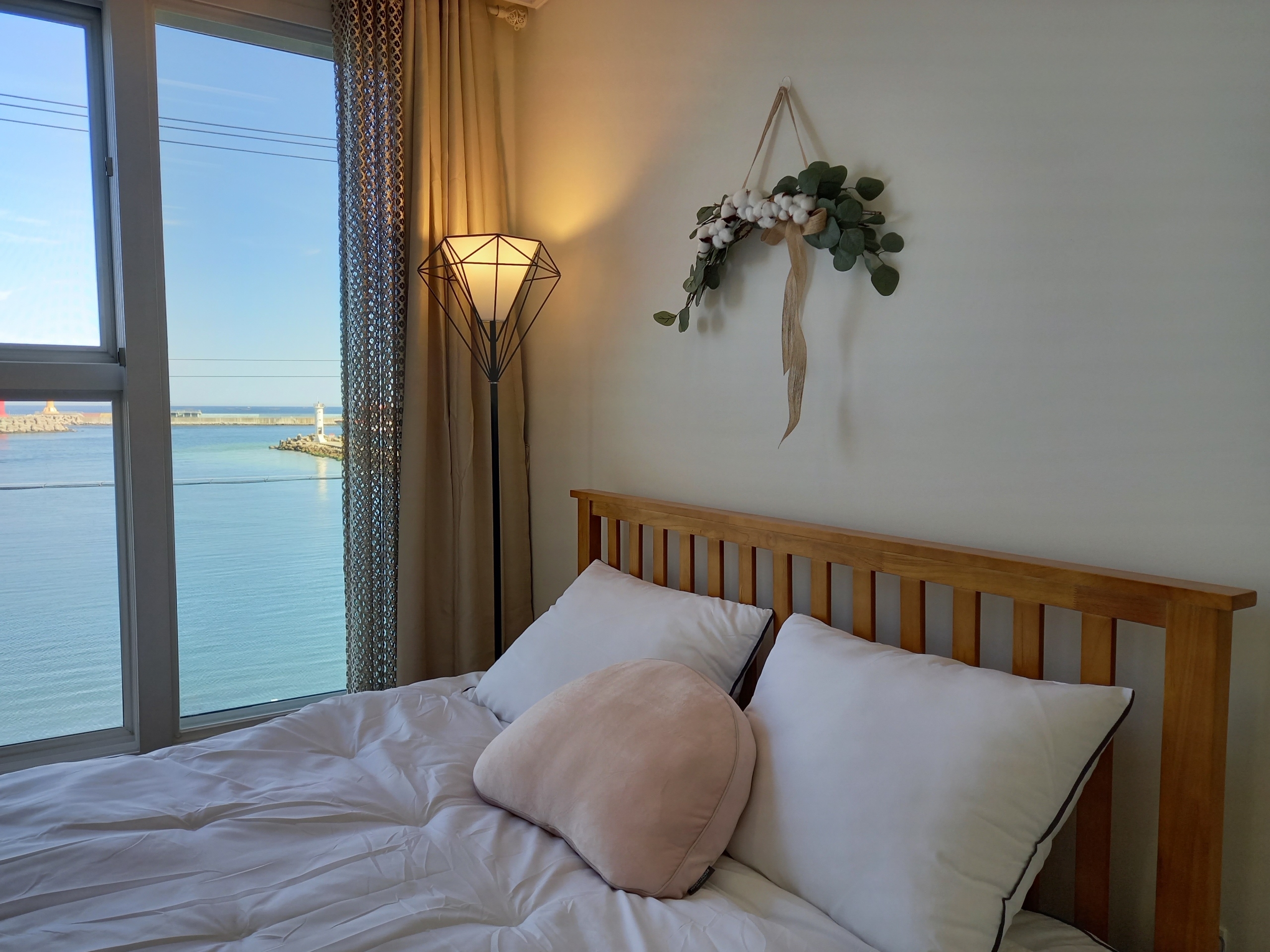 Clean and cozy sunrise view restaurant ~
Netflix room/Ocean view in front/New construction/Self check-in (keypad)/Check-out 12:00