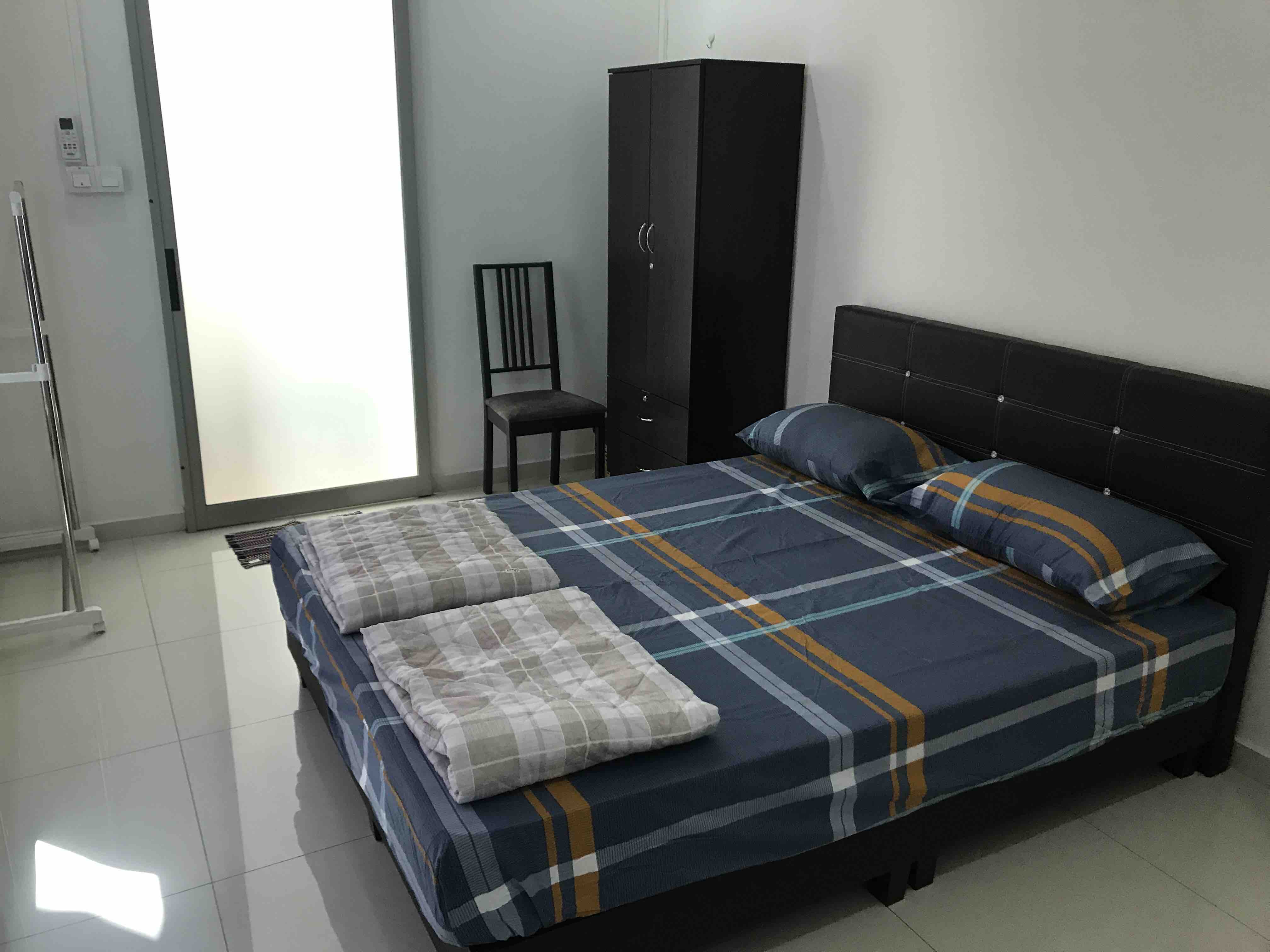 371 L2 R4 Master bedroom w private toilet
