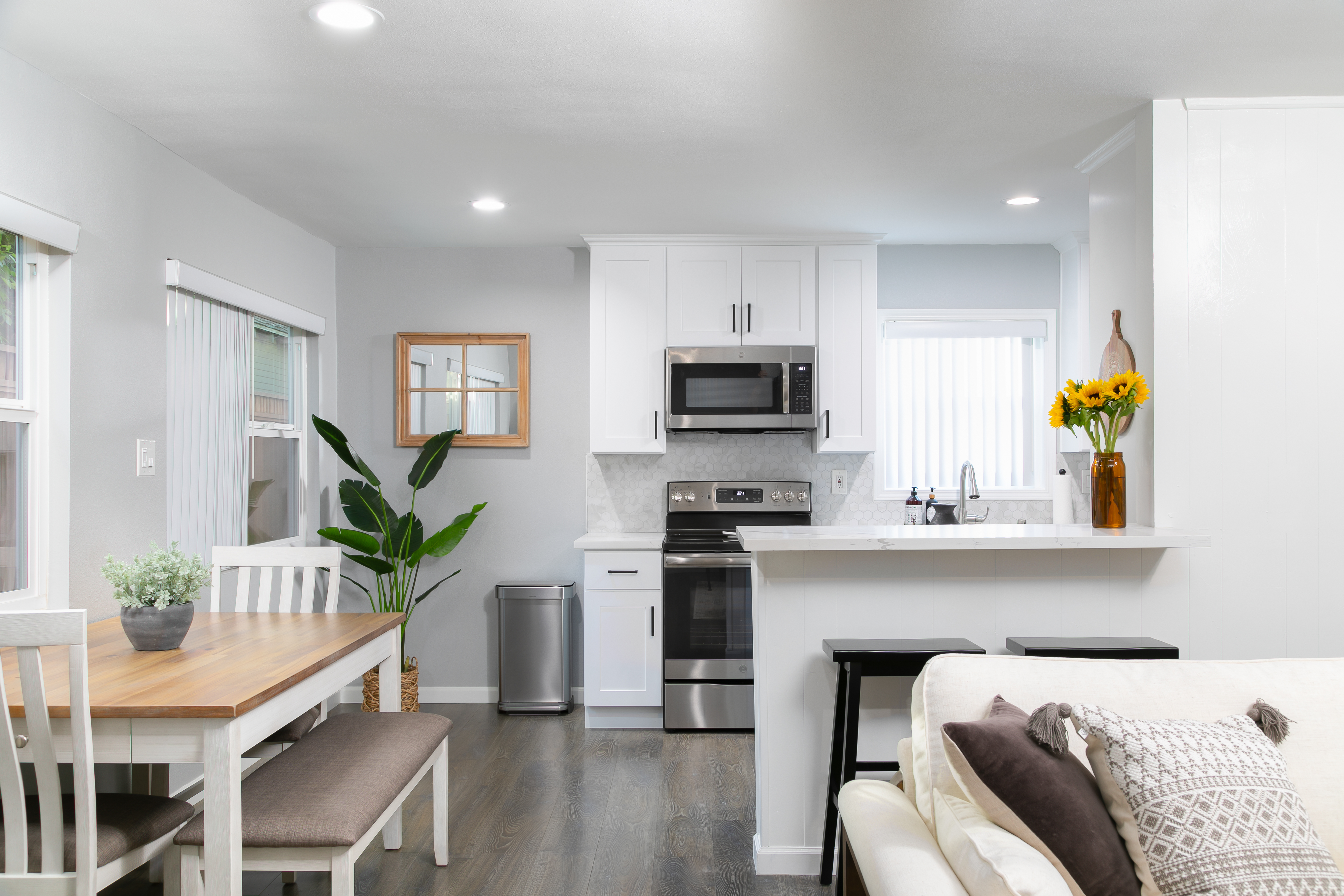 Newly remodeled |Spacious 2bedroom |Walk to beach