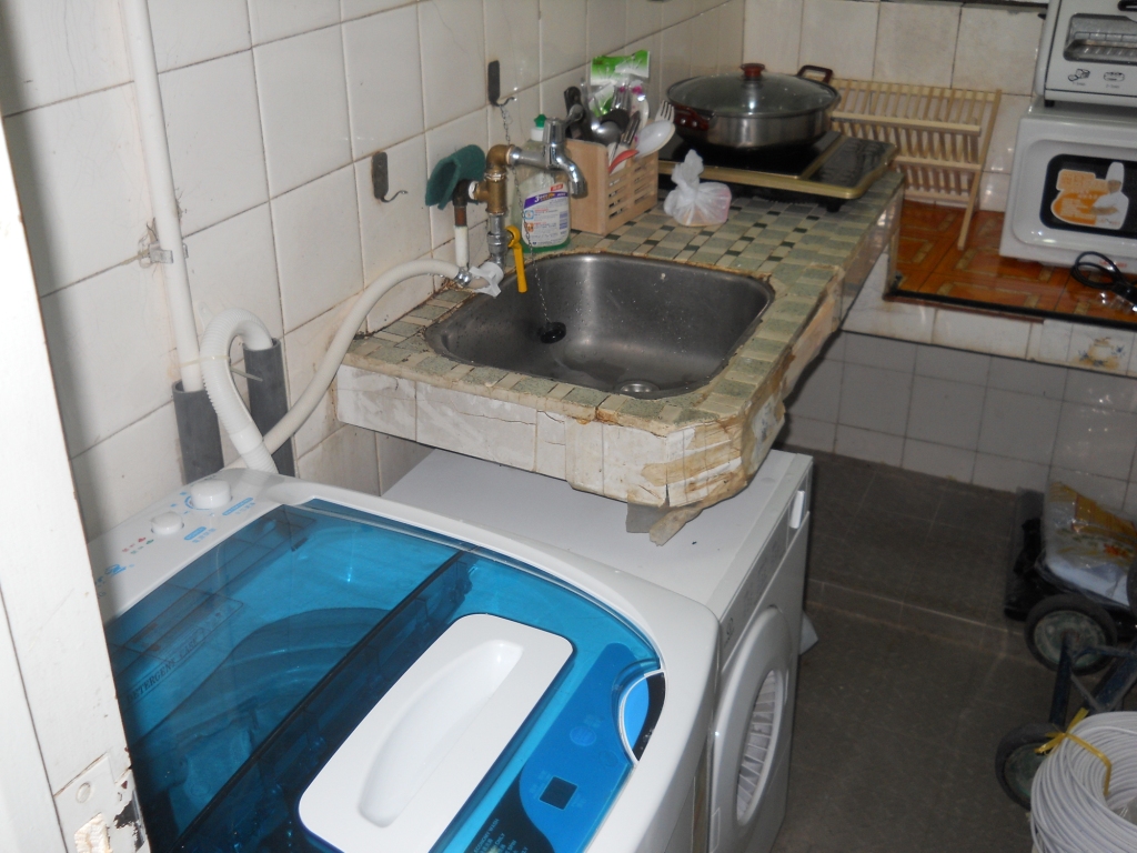 Bright room Welcome for short term! in Sham Shui Po, Hong Kong