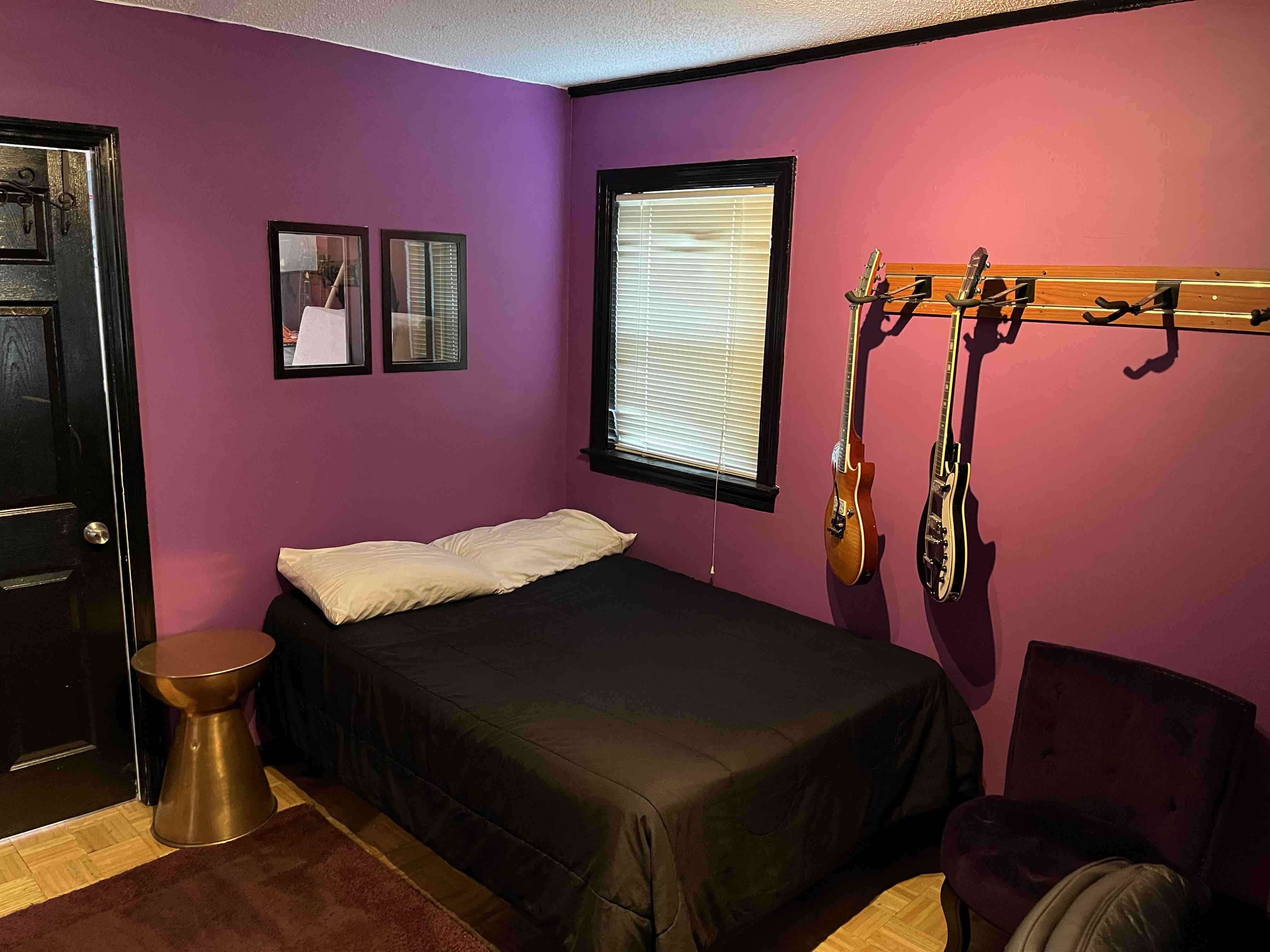 Nashville Berry Hill Area-Jimi Hendrix Room in District 17, Nashville
