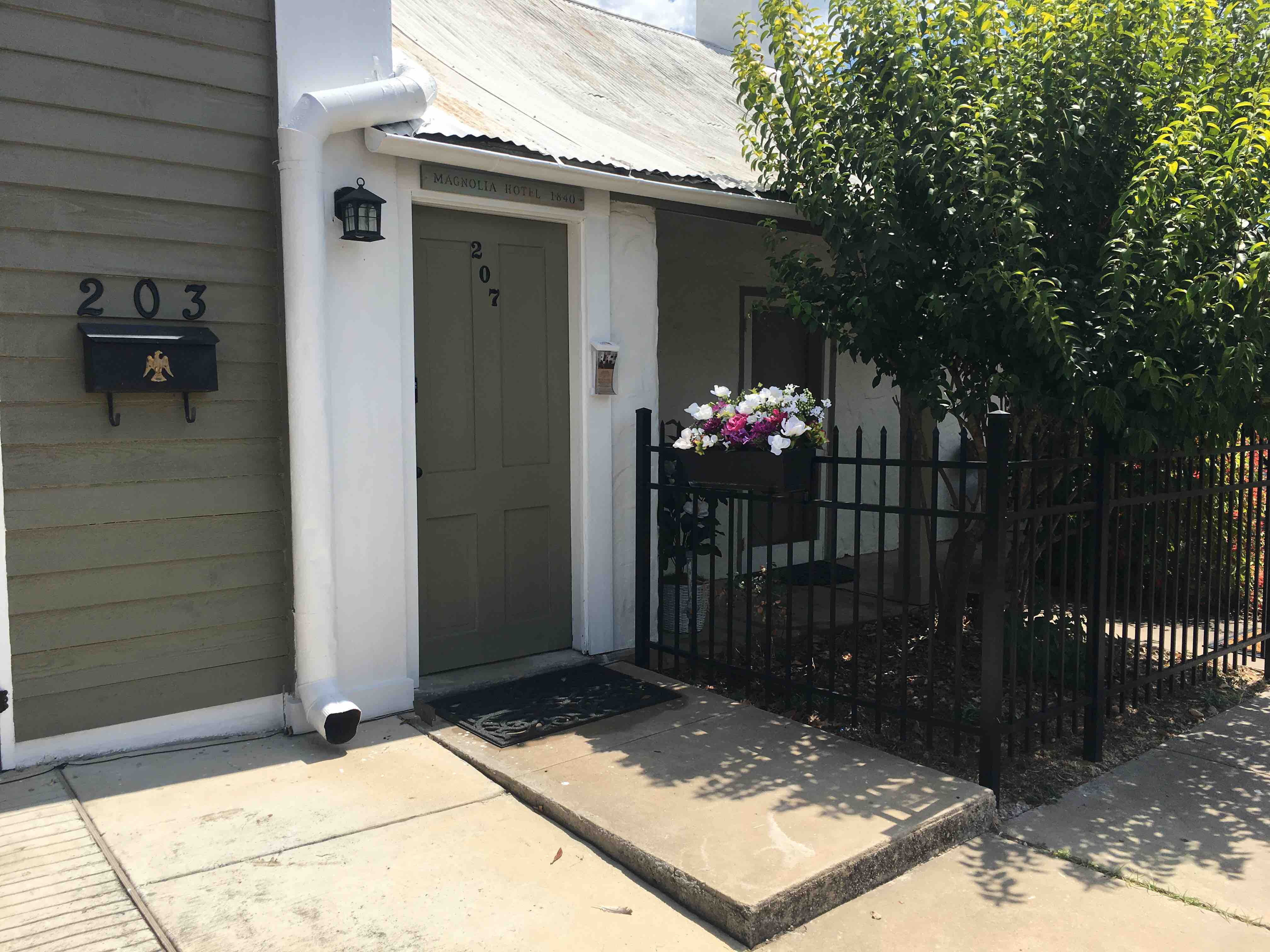 The Historic 1840 "Haunted" Magnolia Hotel BnB Apartments for Rent in