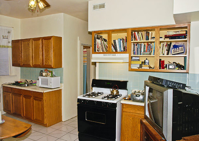 Tiny Studio Apartment 94 Walk Score in West Town, Chicago