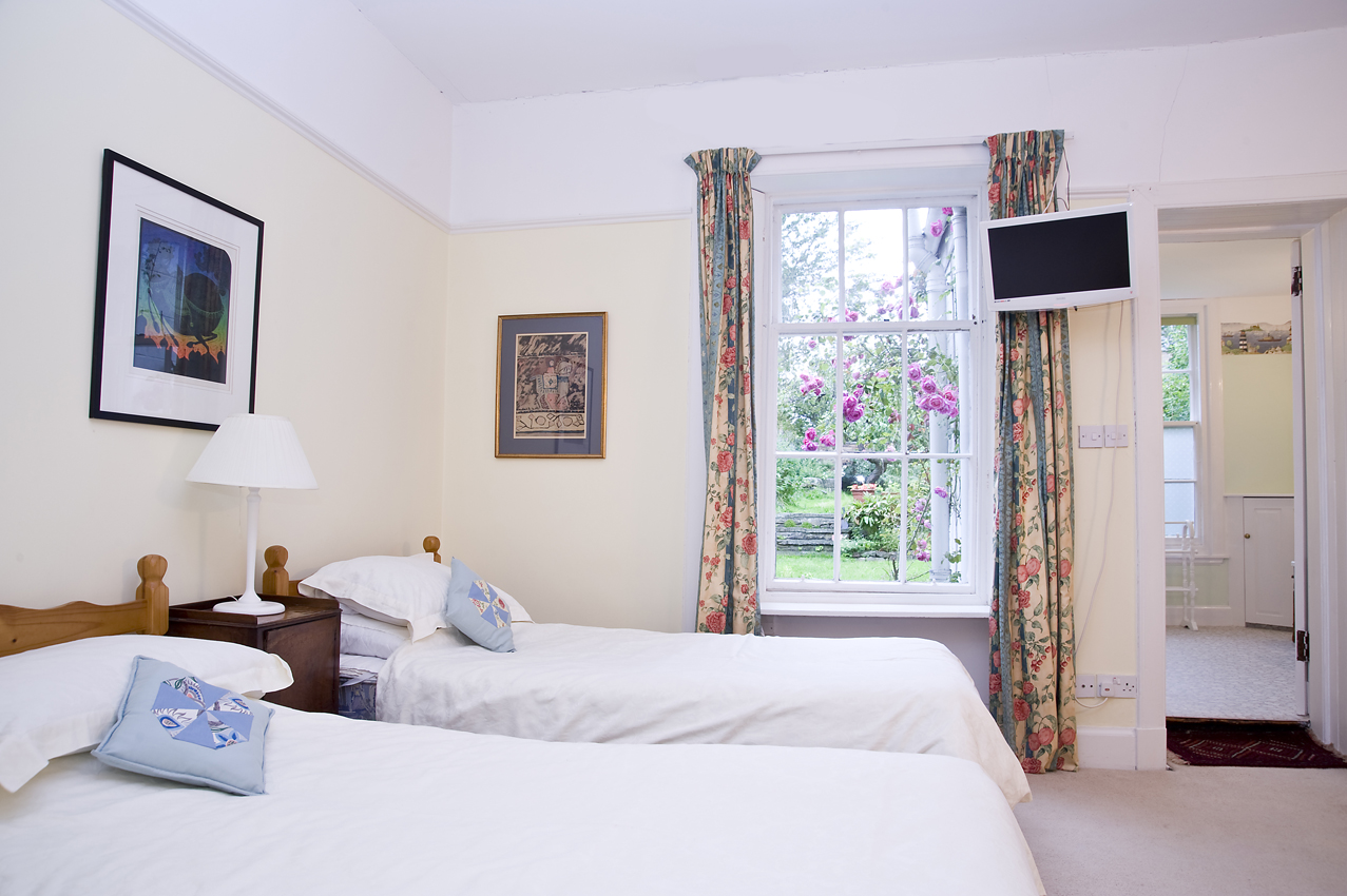 Twin room ensuite and breakfast in quiet area in The Grange, Edinburgh