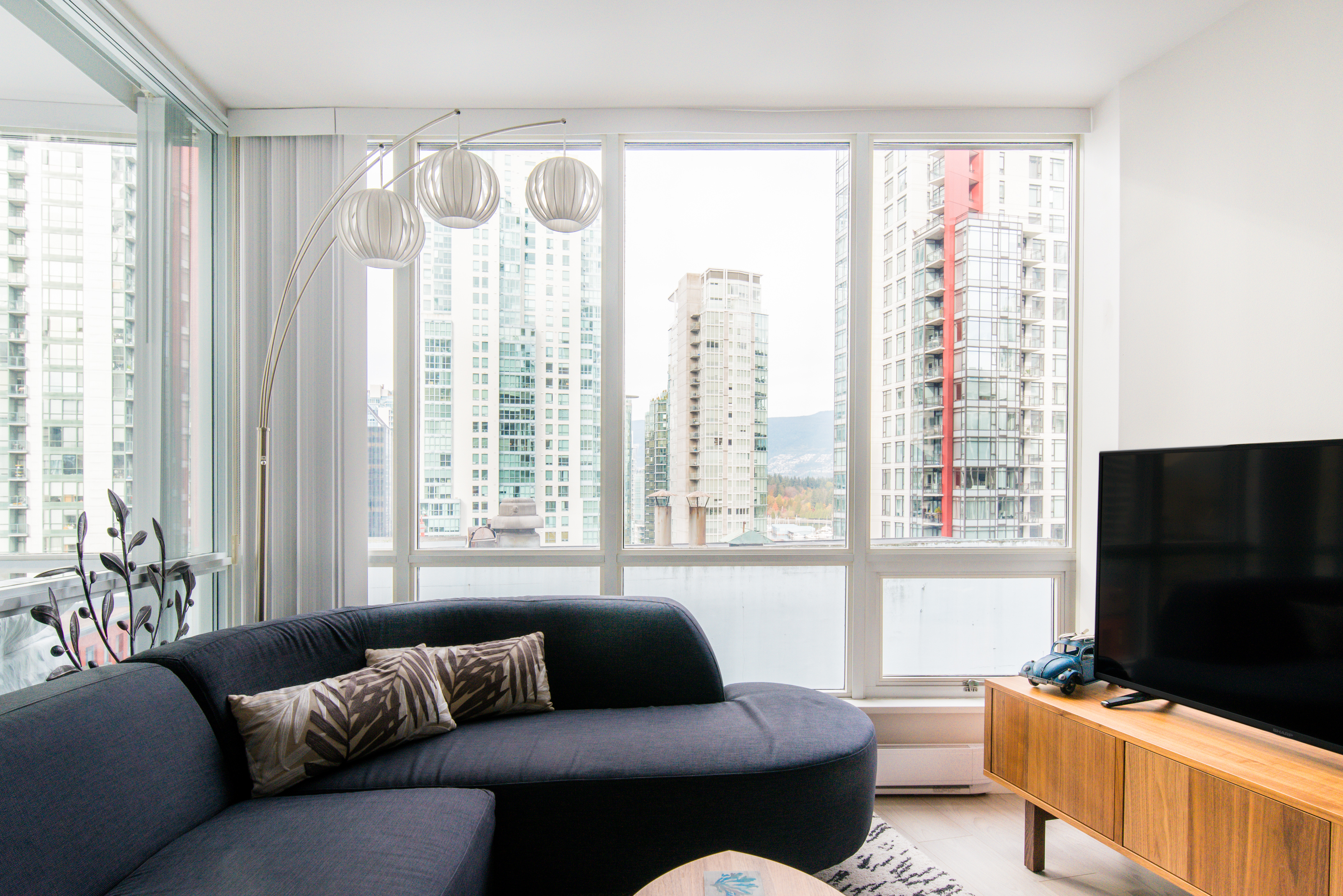 Sophisticated High-rise Suite with Views & Parking