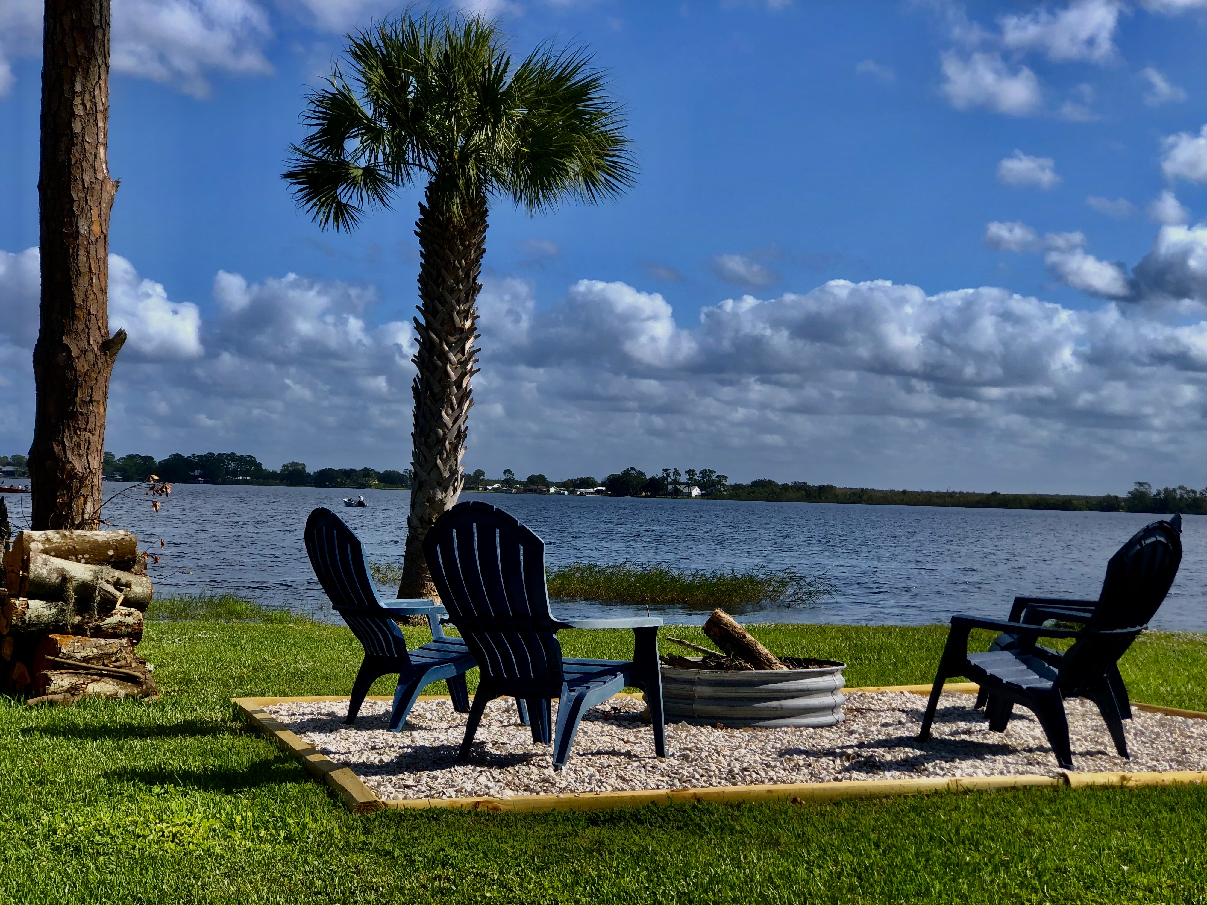 Quite @ relax lakefront apt,