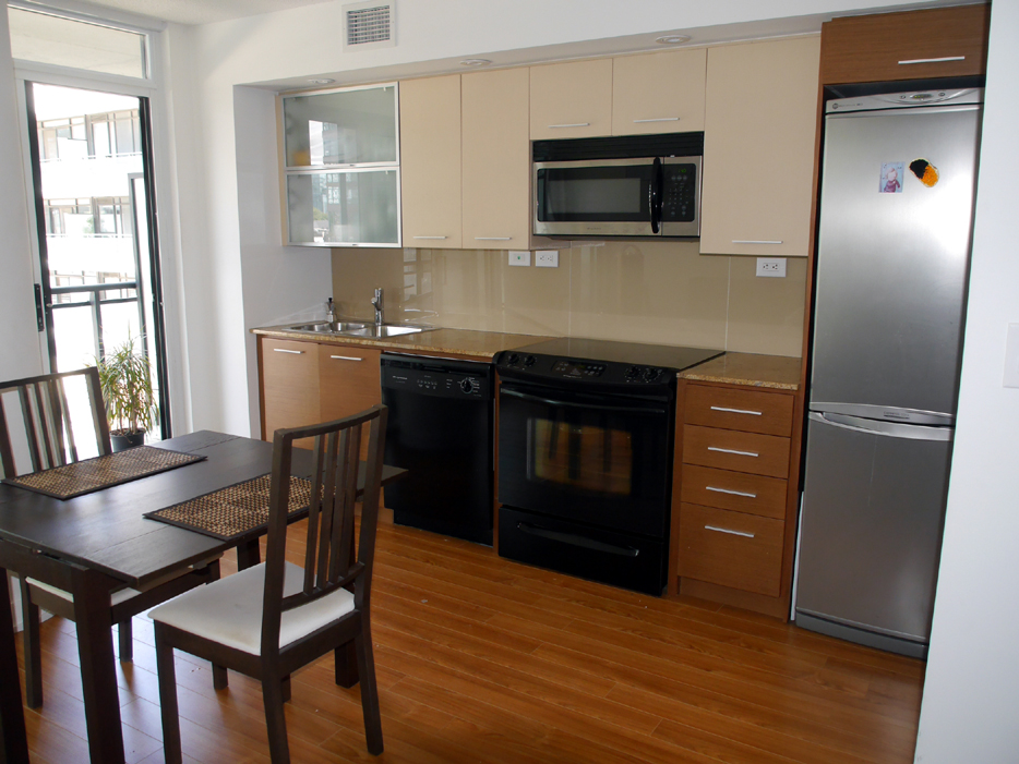 Lovely apt with courtyard view in Waterfront Communities-The Island, Toronto