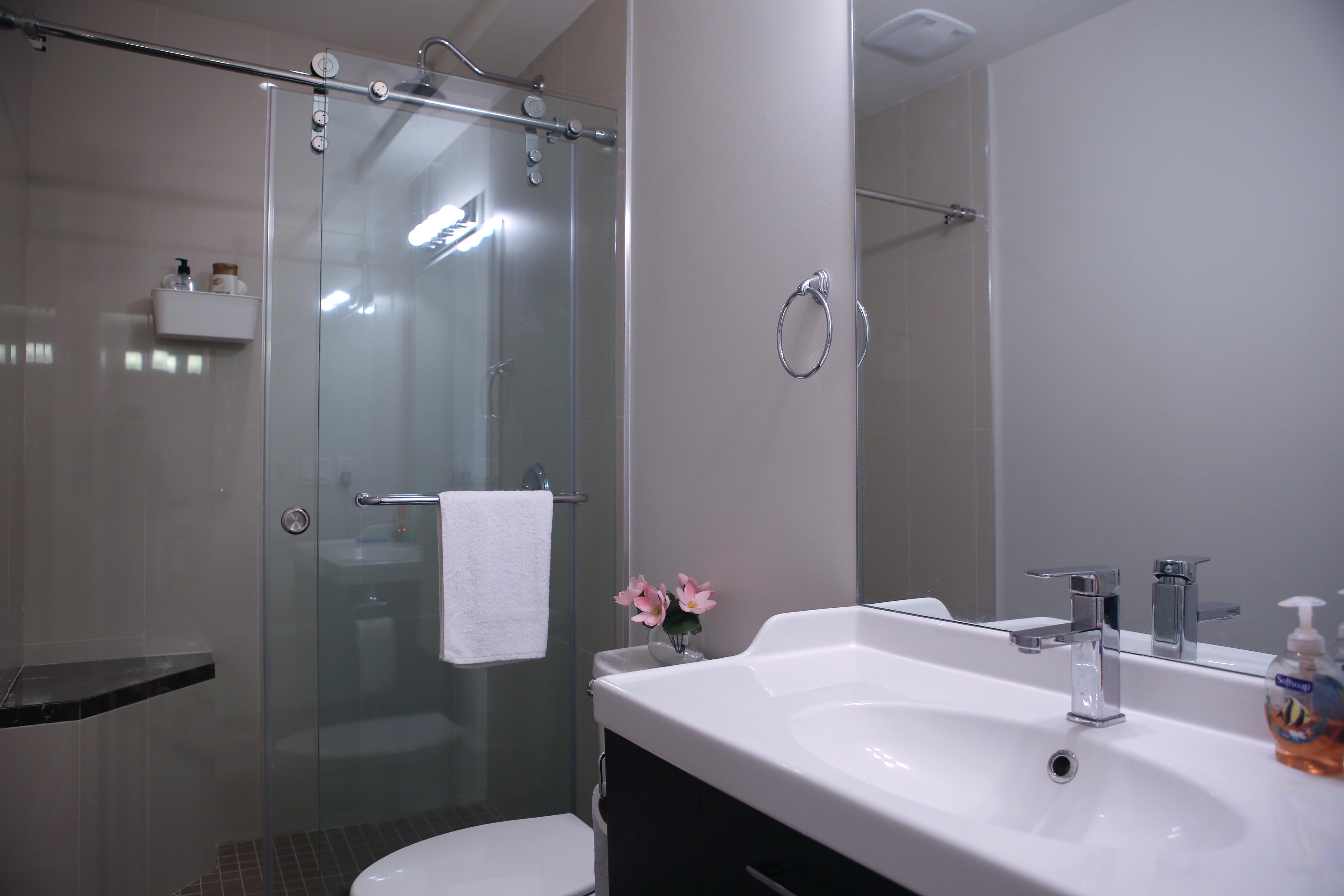 Queen Room (shared bathroom) in Yonge-Eglinton, Toronto