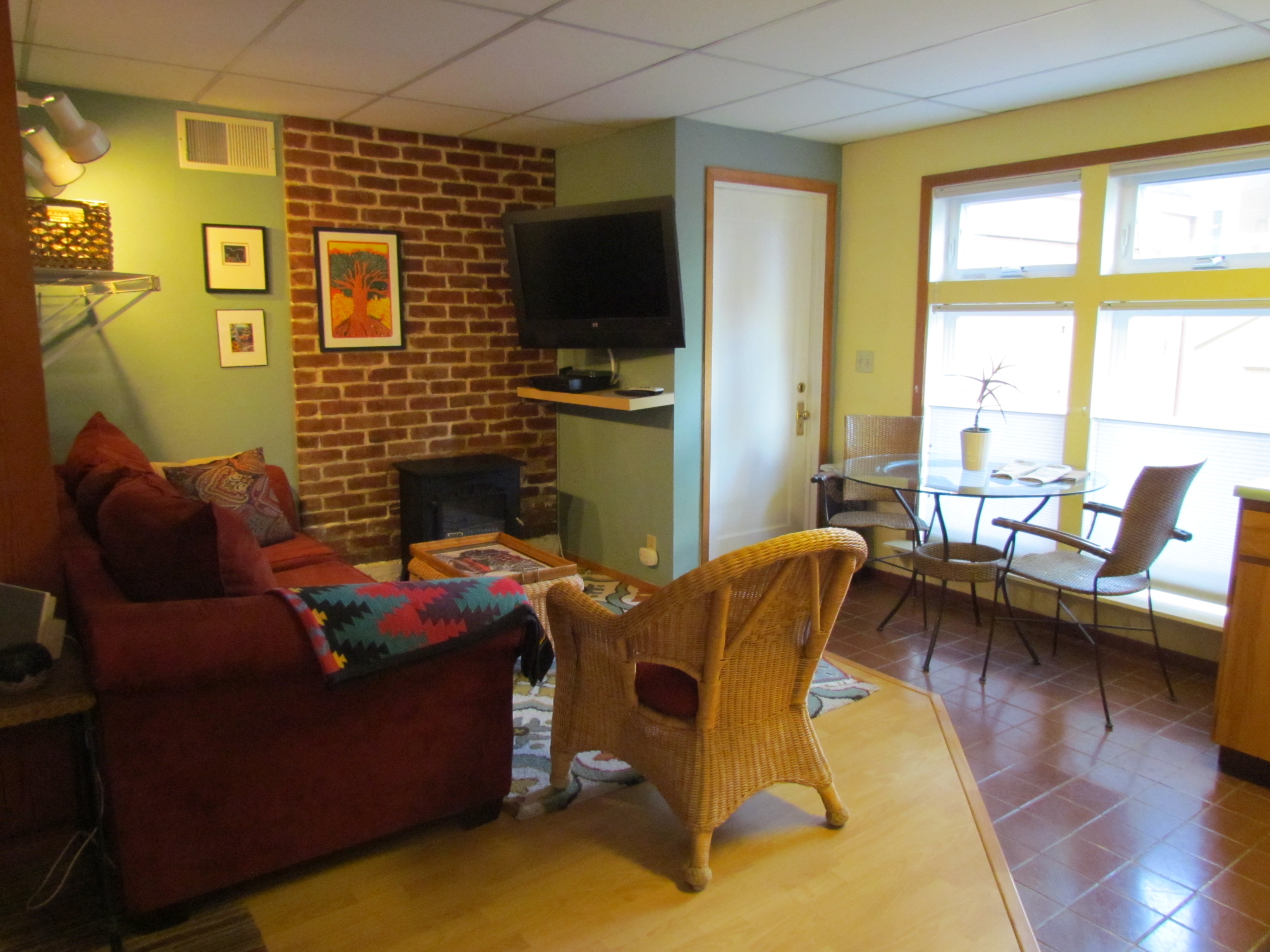 Glenview Fully Equipped Private Apartment in Glenview, Oakland