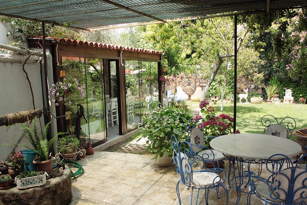 Ayvalık merkezde bahçeli taş ev/Greek Style House Ayvalık şehrinde