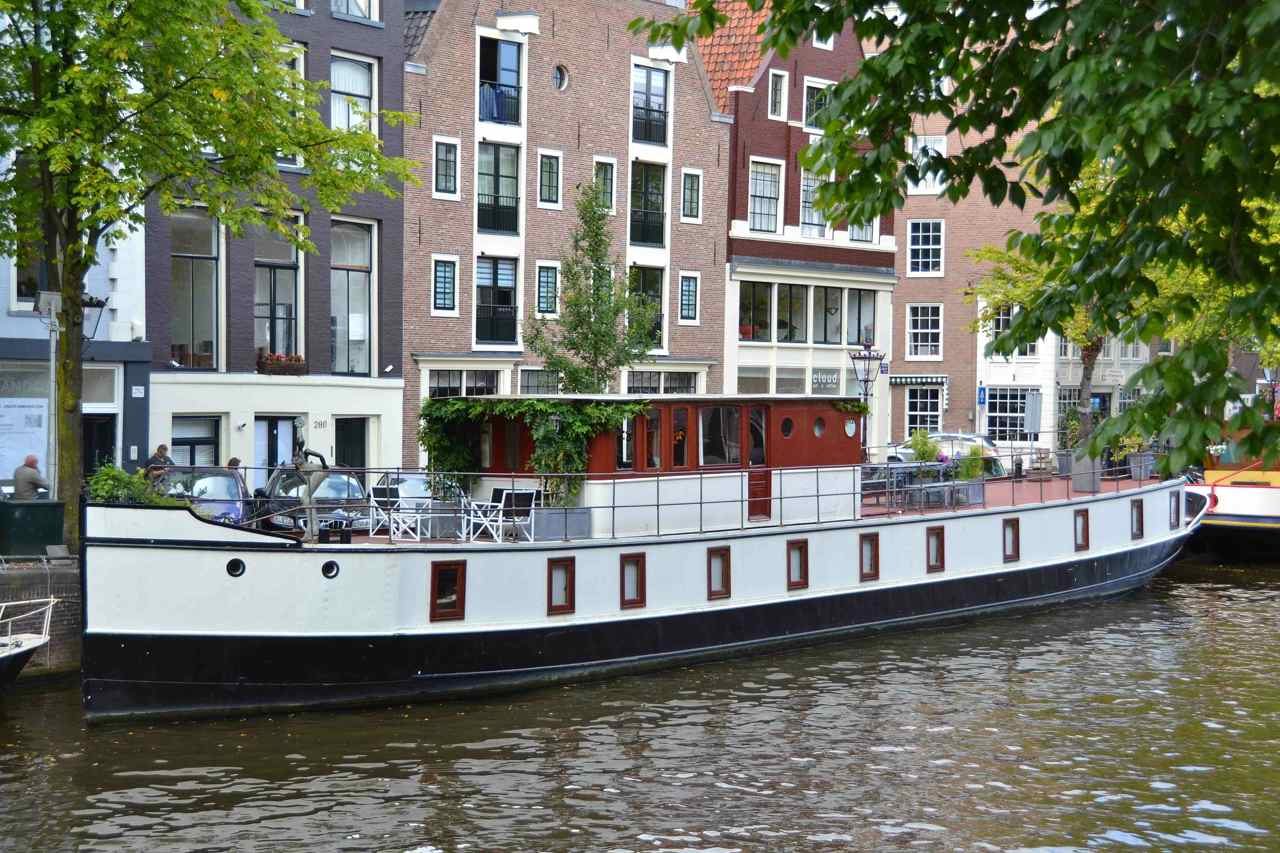 Spacious houseboat for family — Amsterdam stay