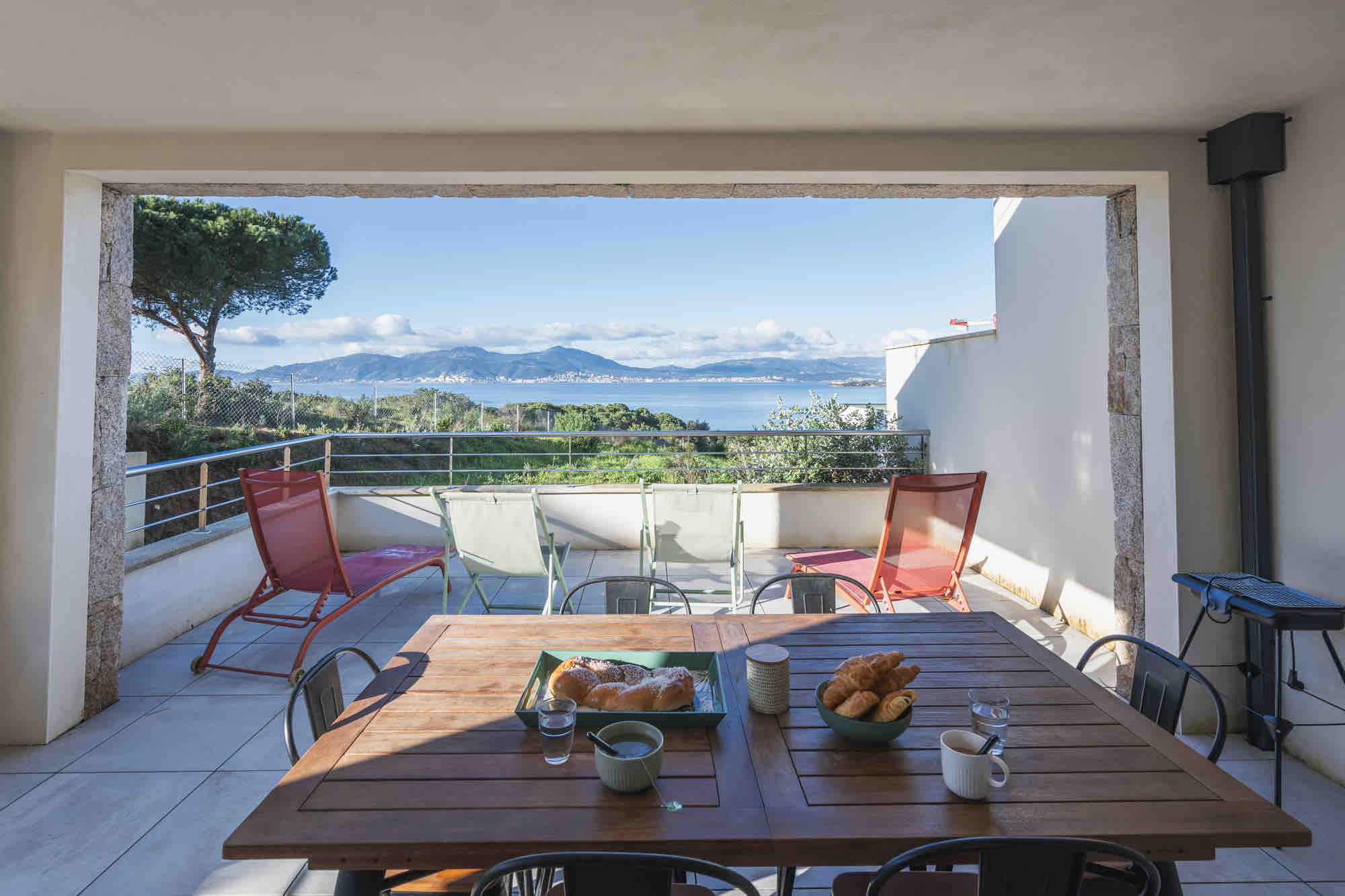 Beautiful sea view apartment in new residence