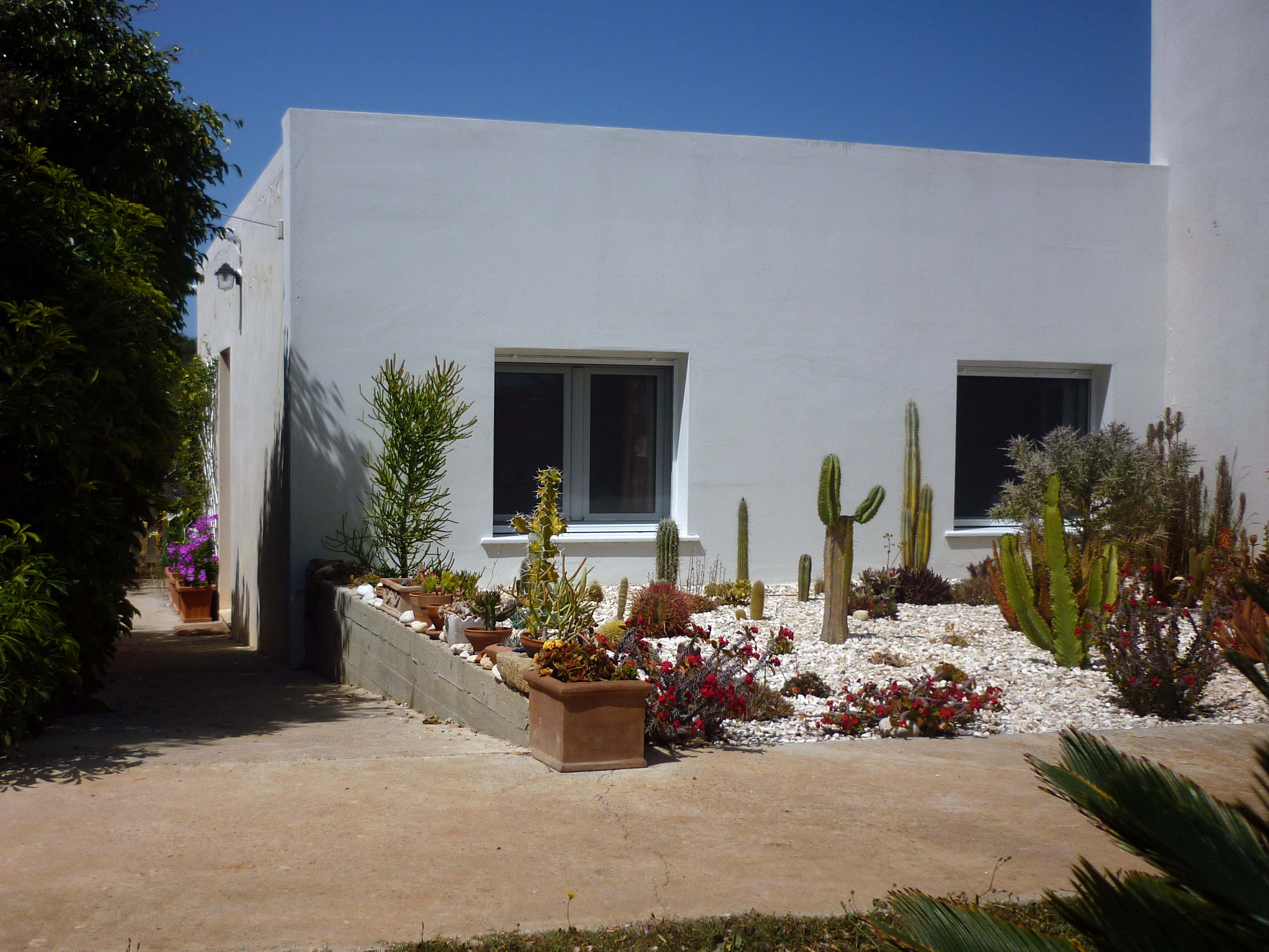 Adorable Farm House in Olive Valley