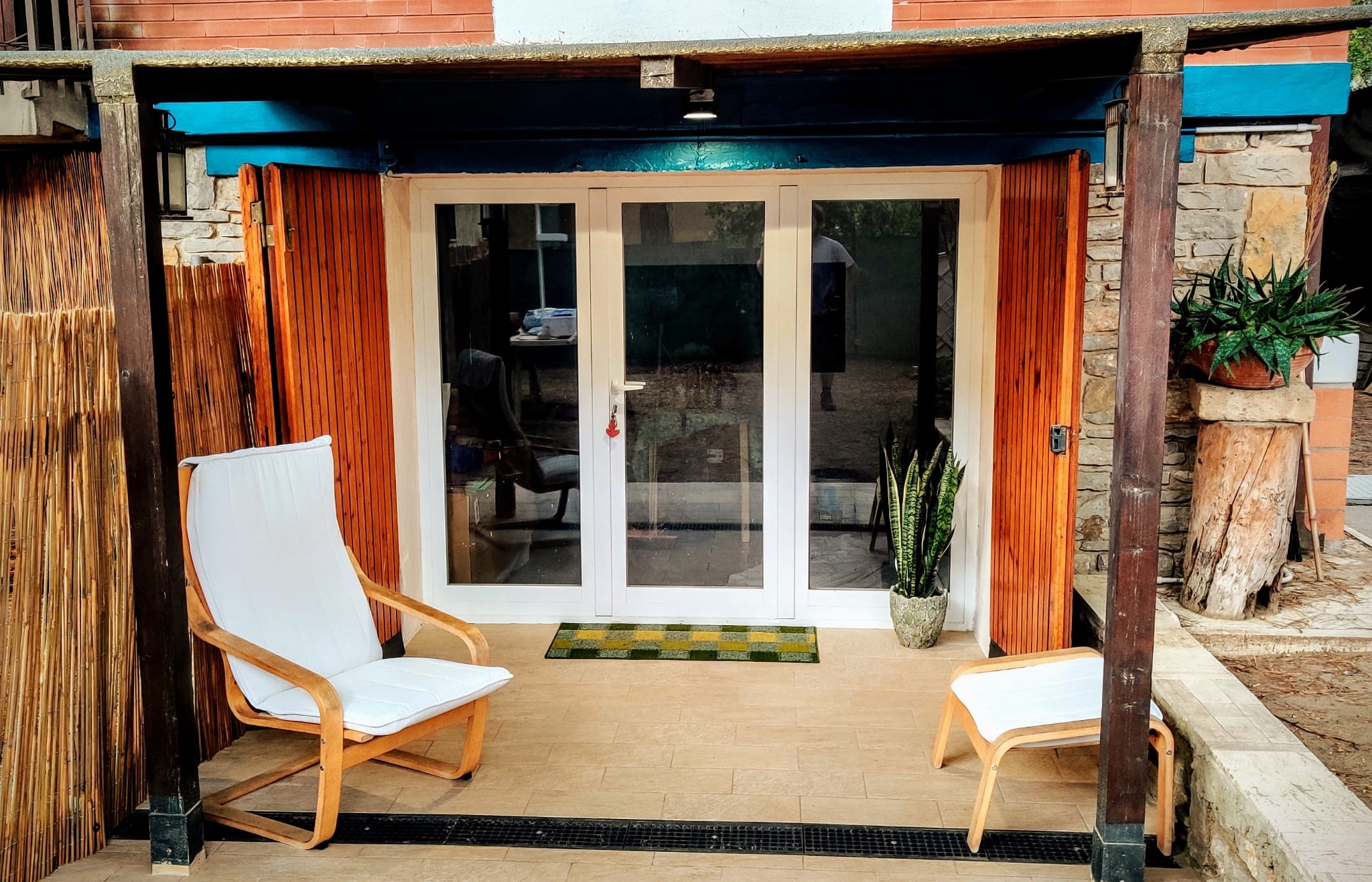 House with large garden just steps from the sea